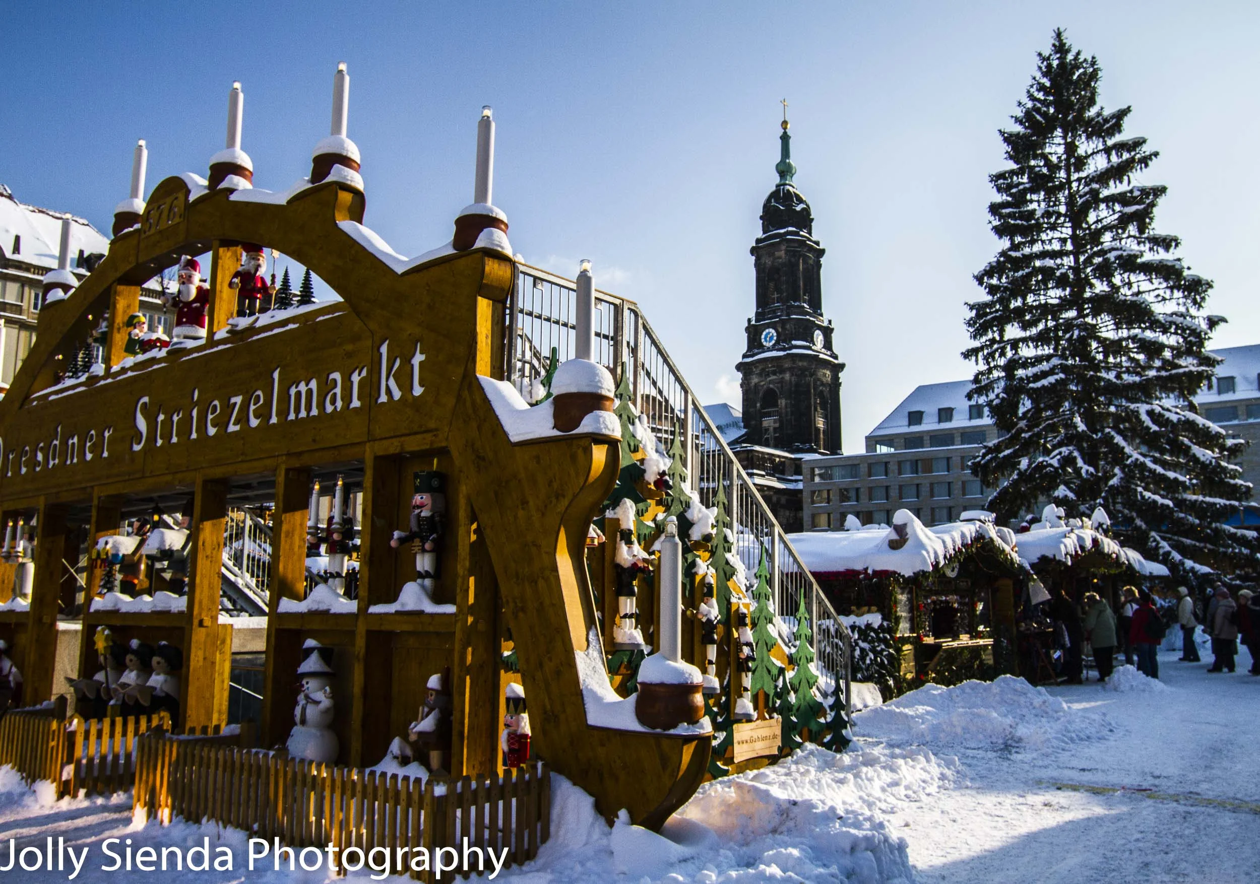 Advent Pyramid at the Dresdner Striezelmarkt
