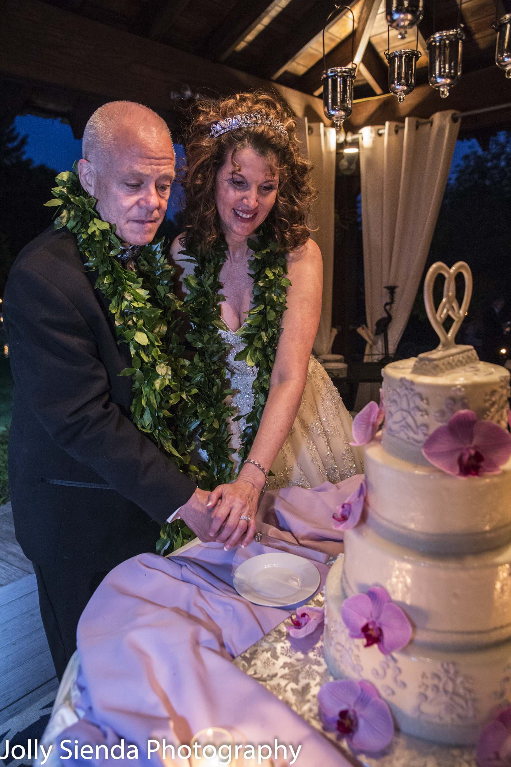 Cutting the cake at your Hawaiin wedding reception