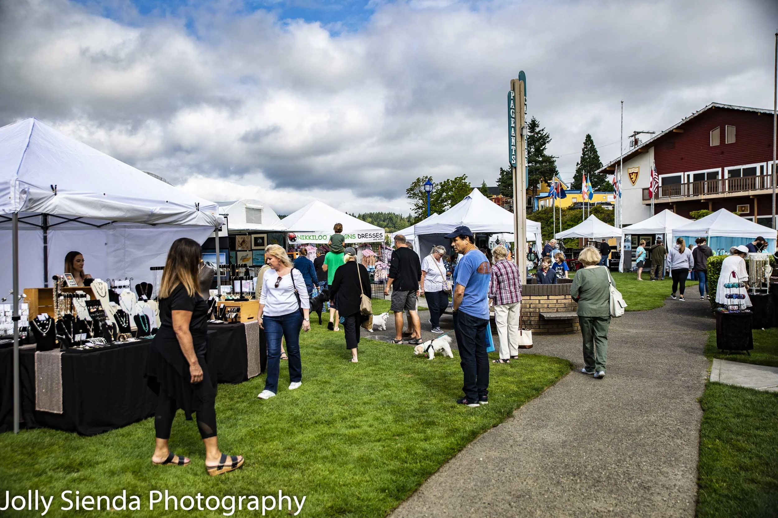 Summer festival fun, arts, crafts, food, and live musical entertainment at the Poulsbo Art Festival. Photo by Jolly Sienda Photography