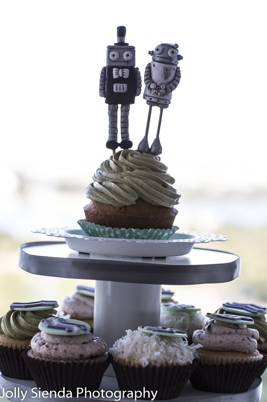 Wedding cupcakes with bride and groom robots photography