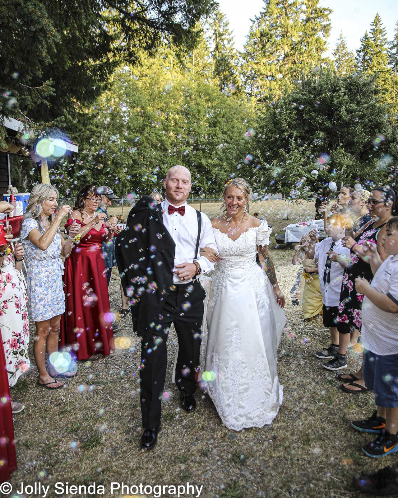 Wedding bubbles by Jolly Sienda Photography