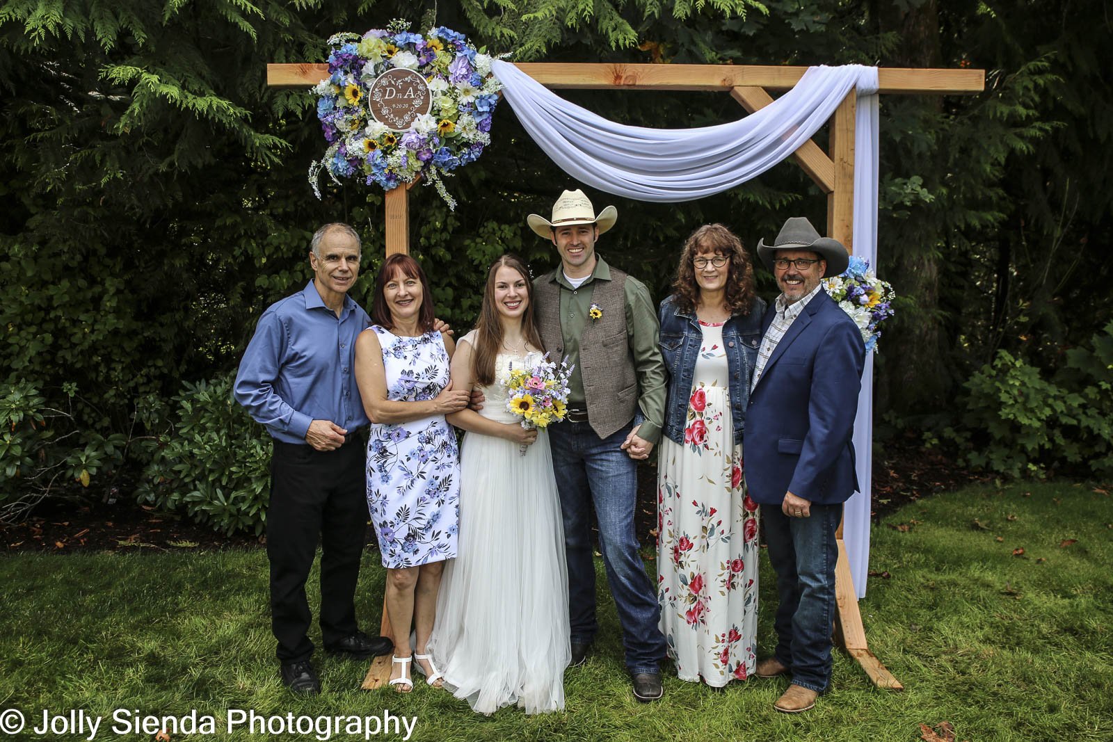 Traditional family wedding portraiture by Jolly Sienda Photograp