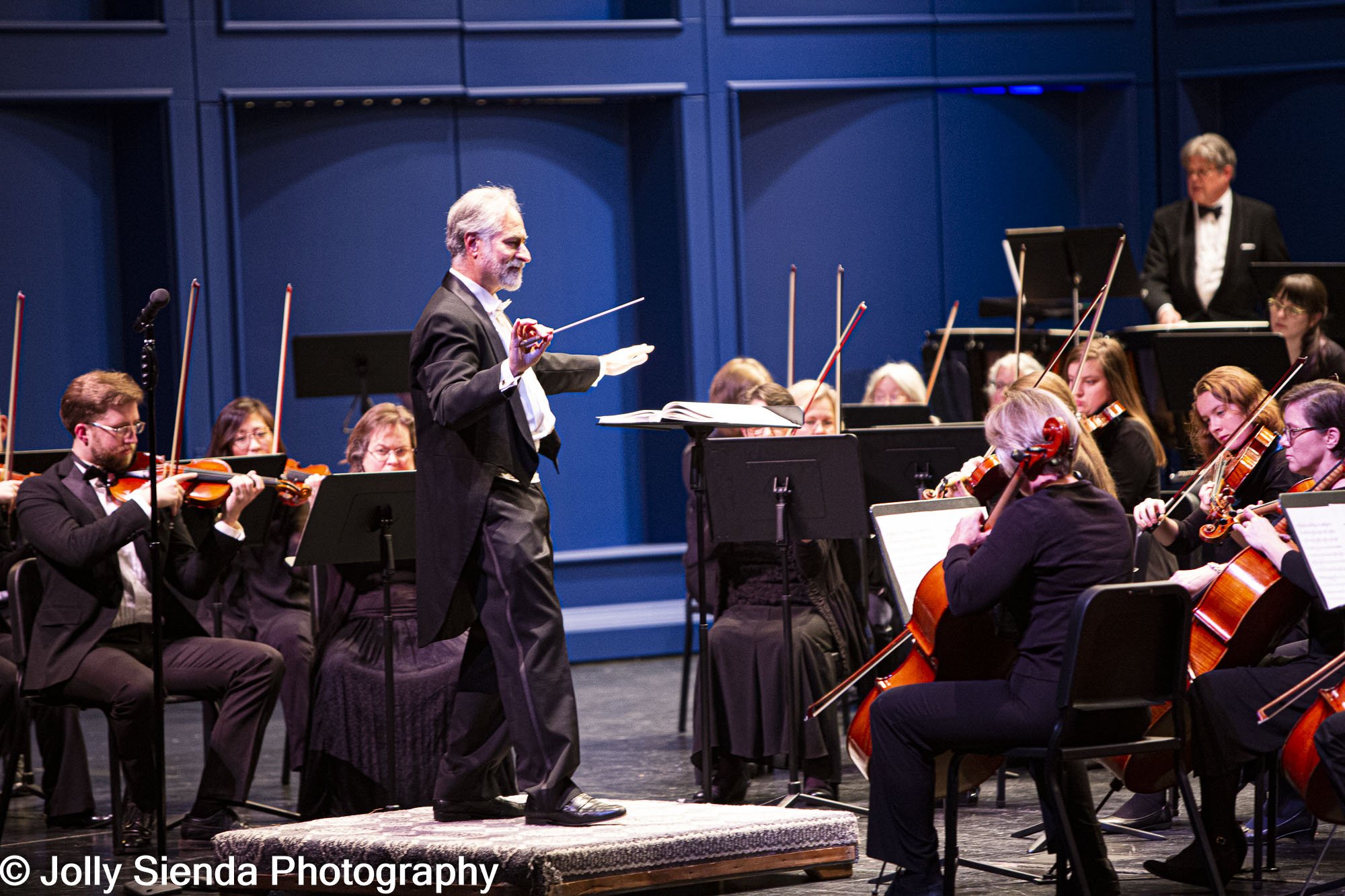 Alan Futterman conducts the Bremeton Symphony Orchestra