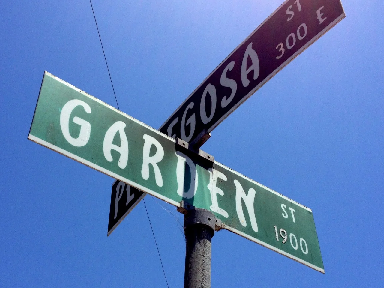 Wouldn’t it be nice to live on Garden Street? If you’re in Santa Barbara the Garden Street and Pedregosa Street neighborhood has many lovely gardens surrounding historic homes. Here’s my favorite around a newer home on Pedregosa Street.