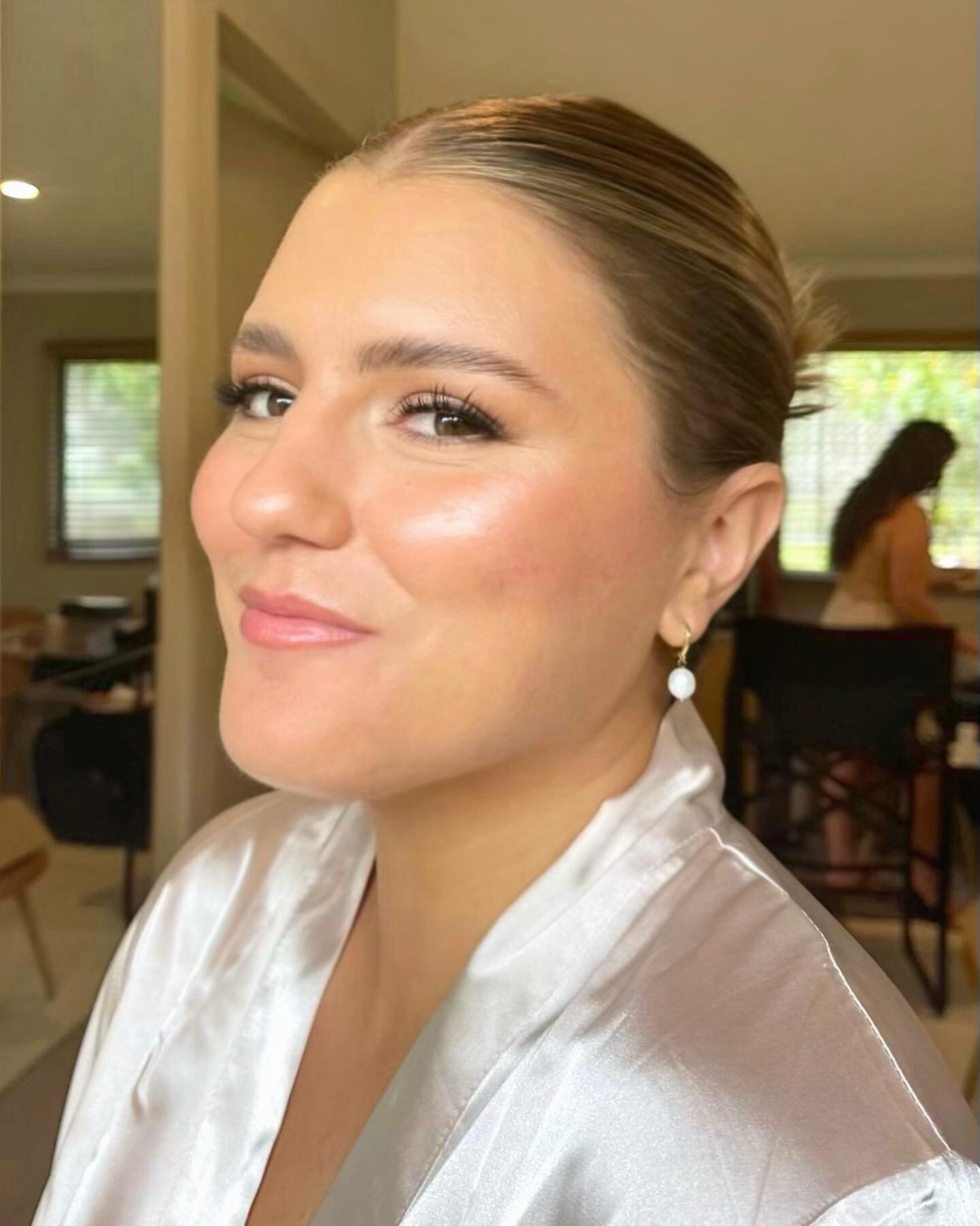 Team bride glow up ✨
Uncomplicated, perfected glam. 
Perfection for a hinterland wedding 🌱
.
.
.
#byronbaymakeupartist #goldcoastmakeupartist #byronbay #byronbaywedding #weddingmakeup #byronbaybeauty #beauty #skin #bridalmakeup #goldcoastmua #bridal