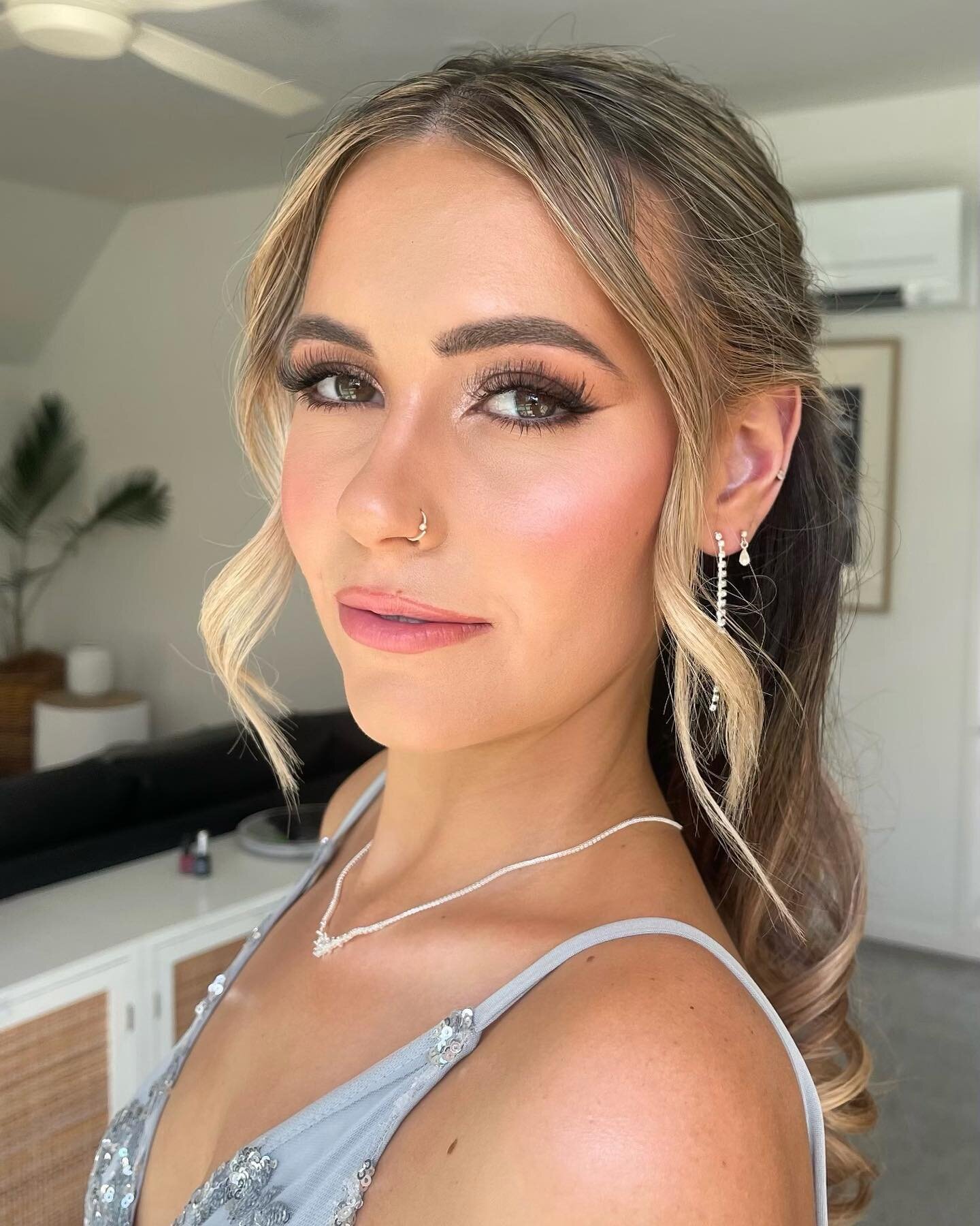 About time I posted my gorg niece from last year for her Year 12 formal. What a stunner x
.
.
.
#byronbay #byronbaymakeupartist #goldcoastmakeupartist #kingscliffmakeupartist #formalmakeup #events #makeup #byronbayevents #goldcoast #tweedcoastmakeupa
