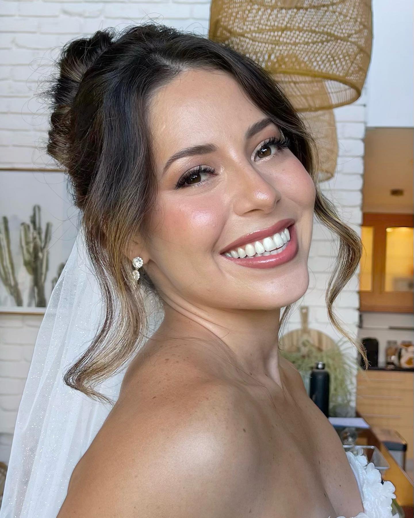 This absolute 10 !!! 
@orimacias you made such a spectacular bride x
.
.
.
#byronbay #byronbaymakeupartist #byronbaywedding #byronbayweddings #figtreeresturant #byronbaybride #byronbaybridal #goldcoastmakeupartist