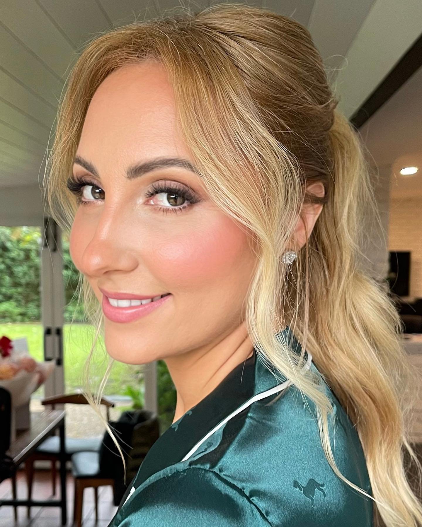 Love a satin pink cheek 💗🌸✨
A morning full of belly laughs with the best bride and her tribe x
.
.
.
Venue @figtreerestaurant 
Planner @byronbayweddings 
Hair @anitabauerhair 
.
.
.
#byronbay #byronbaywedding #byronbayweddings #byronbaybeauty #gold