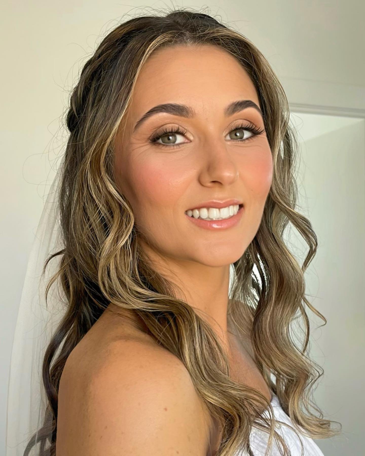 Bride Emma was absolute perfection this weekend at her beachside wedding marrying the man of her dreams 🌙✨
.
.
.
#byronbay #lennoxhead #byronbaymakeupartist #byronbaywedding #lennoxheadwedding #weddingday #bridal #bridalmakeup #byronbaymakeupartist 