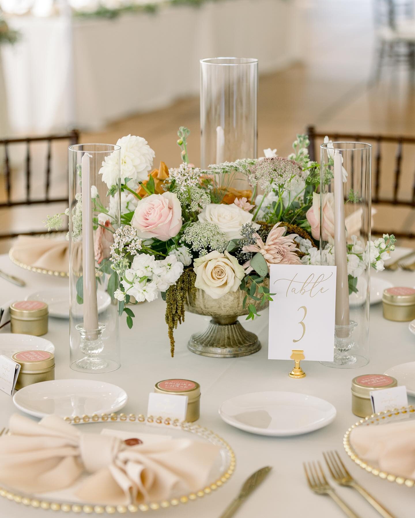 Kicking off the week with a little centerpiece inspiration ✨

Photo: @kortniandchris
Venue: @pinecroftmansion

#centerpiecesideas #centerpiecesforweddings #centerpieceideas #centerpiecedecor #centerpieceflowers #kentuckyweddingflorist #ohioweddingflo