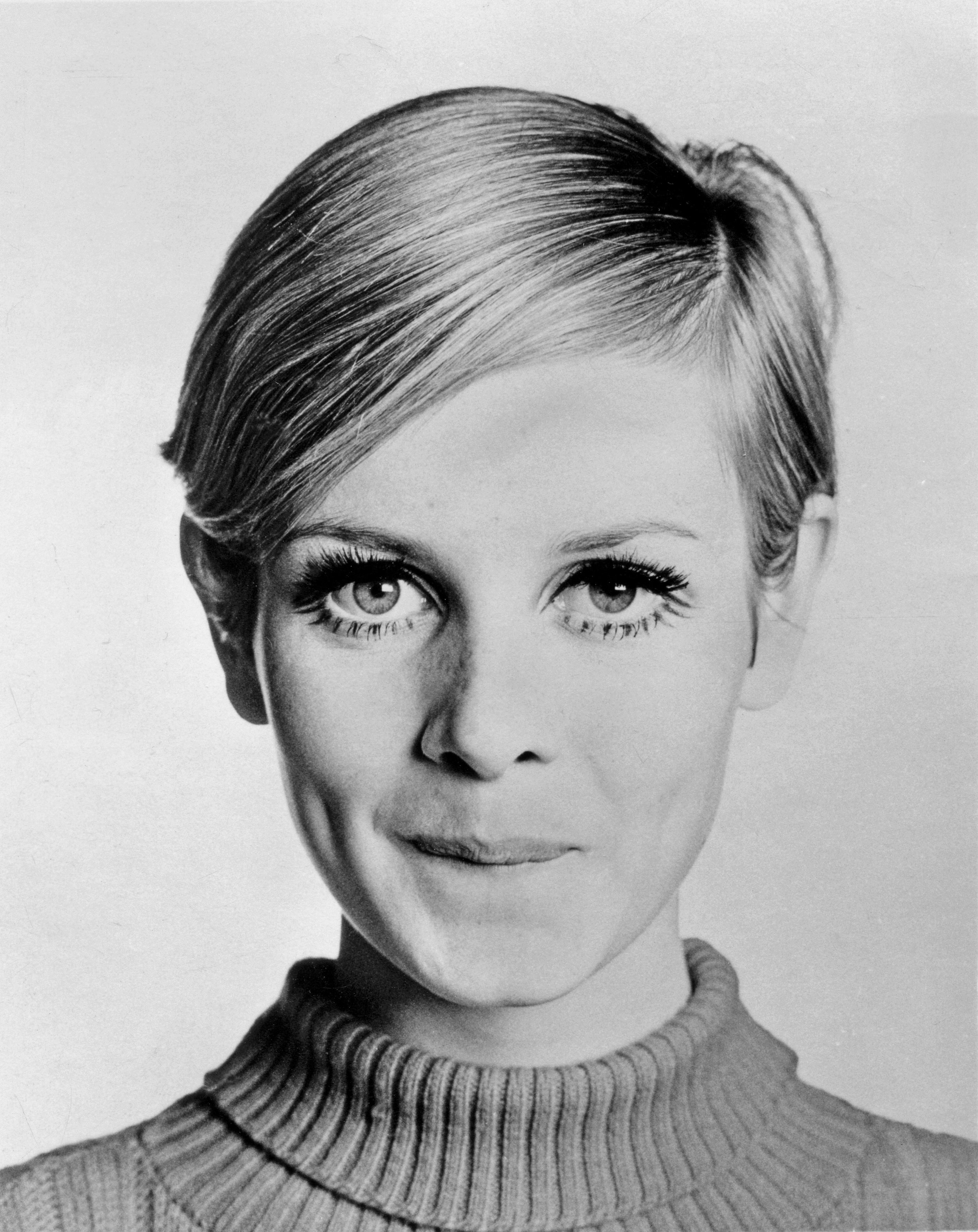 5436M_GETTY_STILLS_474041867_TWIGGY_TRIPLET_THREE_1967.jpg