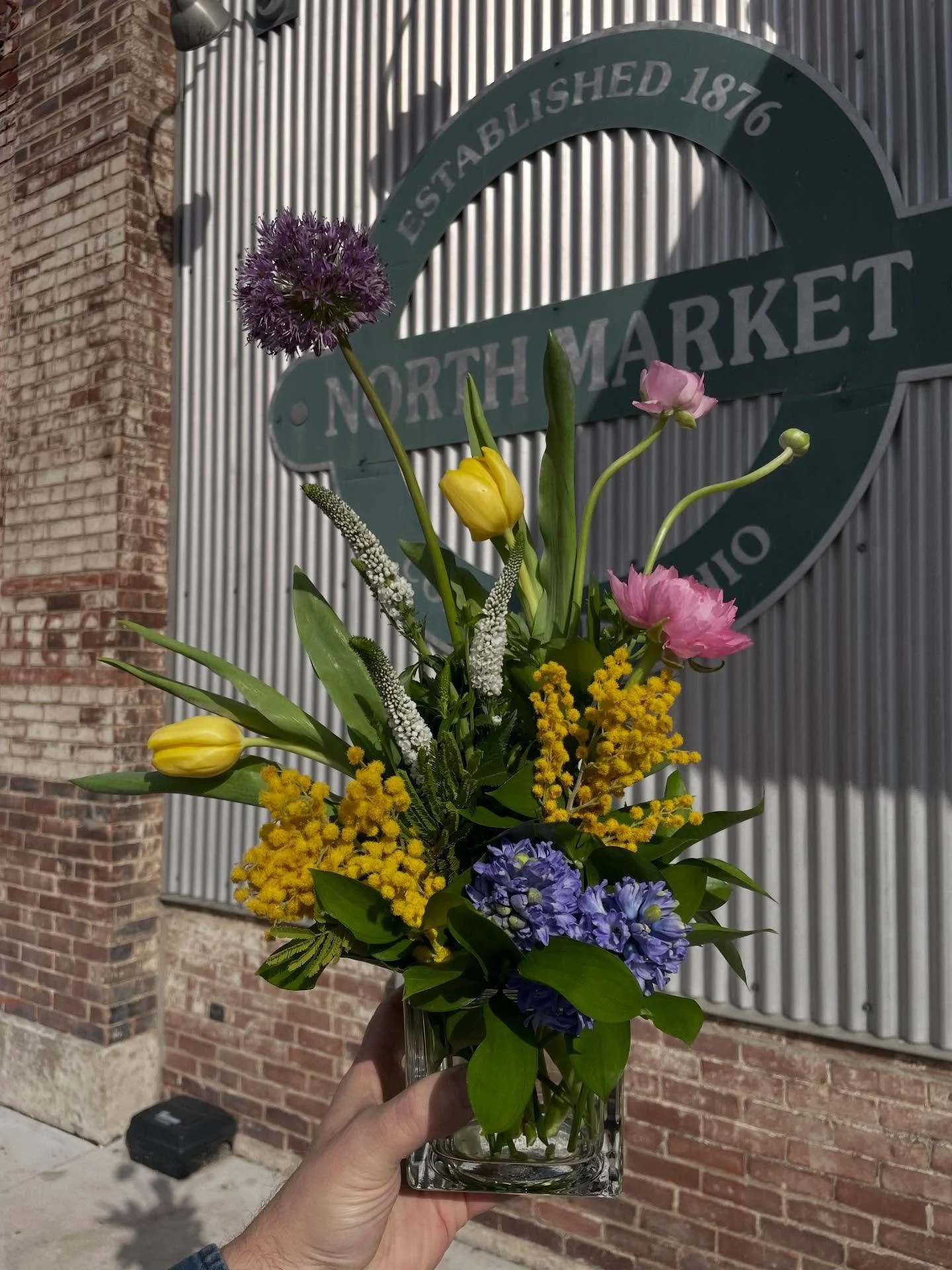 🌼 Spring Floral Design Class 🌼 
Get your tickets on Eventbrite now or the link in bio!

Event Details:
March 15th 1pm
North Market Downtown (Upstairs in the old Hot Chicken Takeover)

In honor of International Women&rsquo;s Month, Market Blooms inv