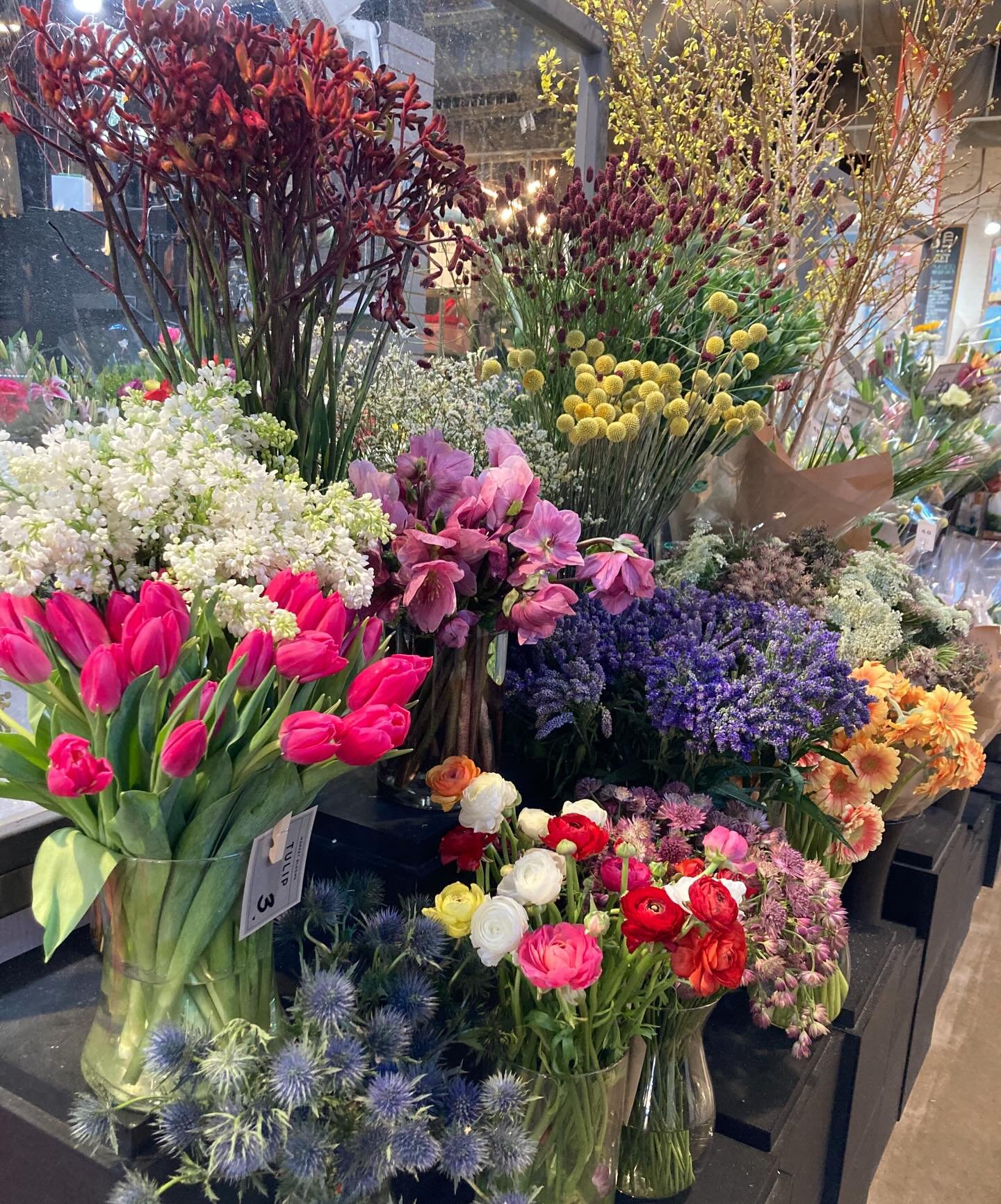 This week&rsquo;s BLOOM BAR 🌷

We have some amazing colors this week and fun textures! Stop by to make your own Bouquet!