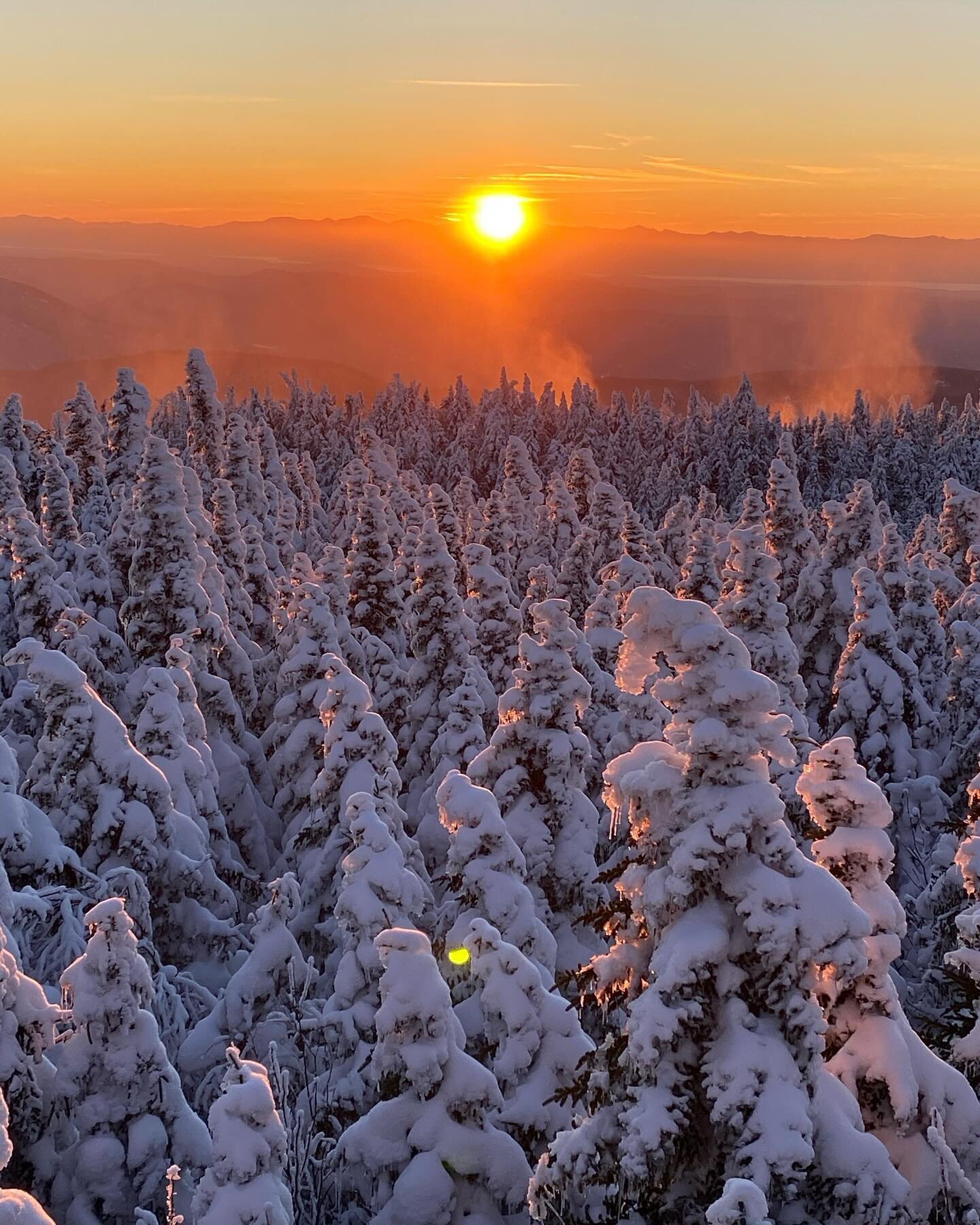 Never disappoints.
&bull;
Been waiting a while for one of these amazing sunsets. @boltonvalley delivered the goods as usual, last night.
&bull;
Always go!
&bull;
#woodcarver
#snowboard
#splitboard
#snowskate
#madeforturning
#fasterthanyou
#premium
#h