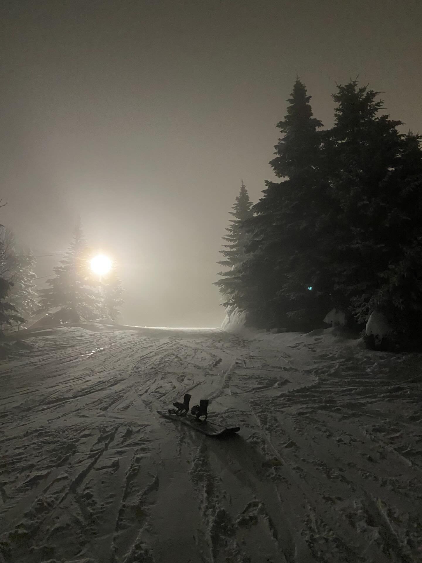 Love me some nights! @boltonvalley 
&bull;
Always fun out there! Just go!
&bull;
#woodcarver 
#snowboard 
#alwaysgo 
#snowbording 
#madeforturning 
#fasterthanyou
#boltonskipatrol 
#livetoride
#lastchair