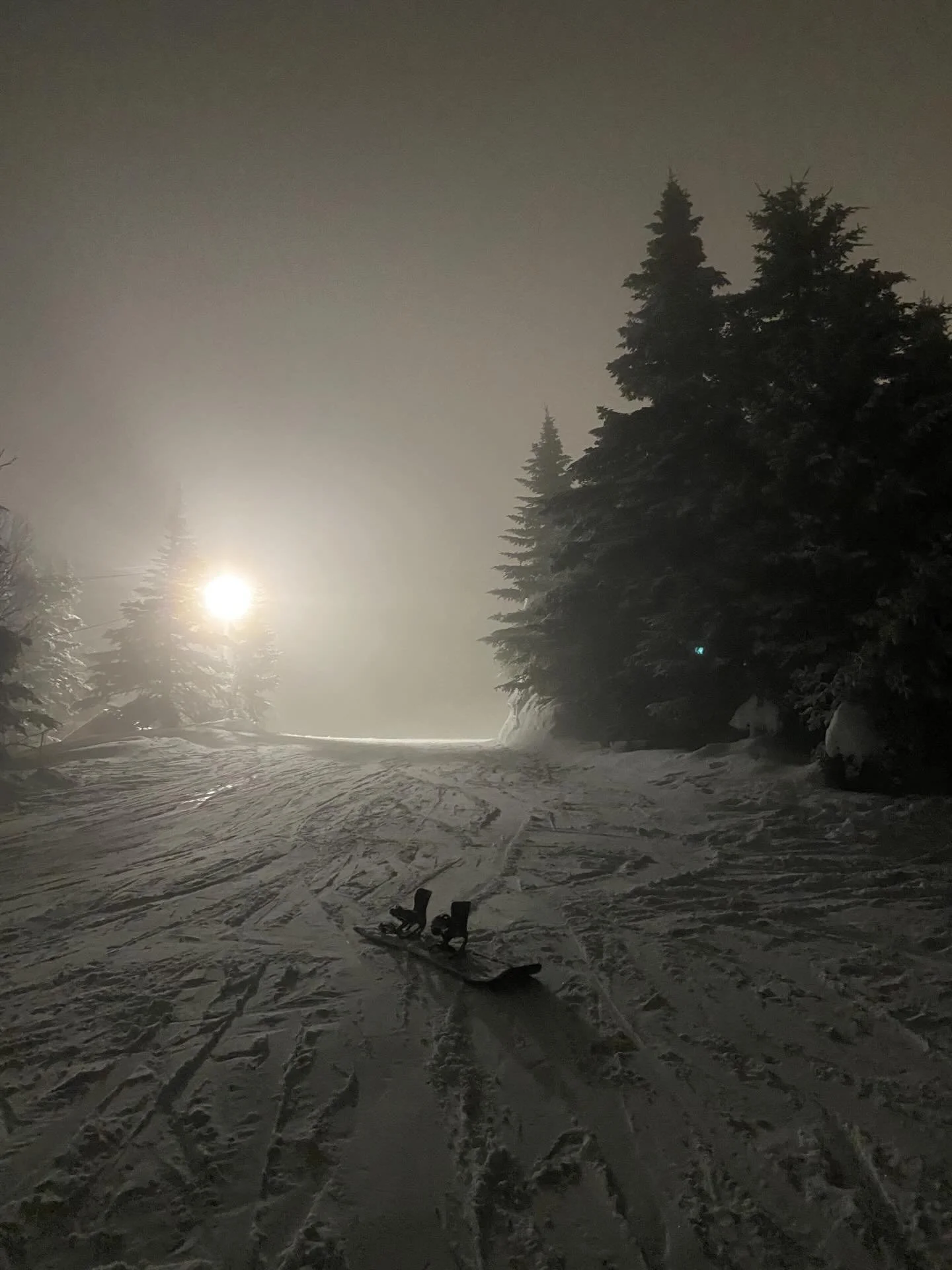 Love me some nights! @boltonvalley 
&bull;
Always fun out there! Just go!
&bull;
#woodcarver 
#snowboard 
#alwaysgo 
#snowbording 
#madeforturning 
#fasterthanyou
#boltonskipatrol 
#livetoride
#lastchair