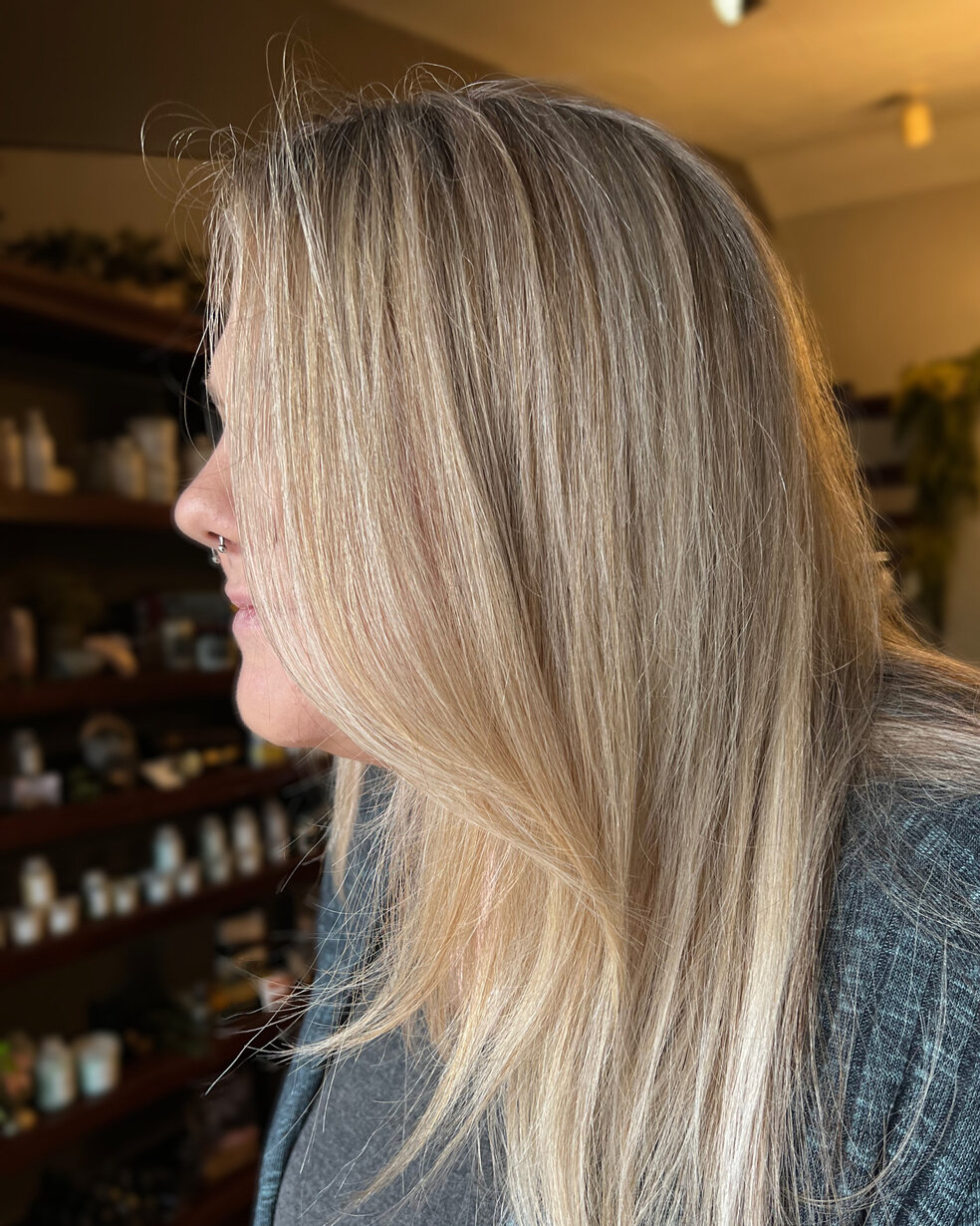 Getting ready for summer means maximum dimension! @_mollyjanehair has her gorgeous guest ready for the sunshine with this sun-kissed, bright blonde! ☀️ Molly used our Davines Heart of Glaze sheer glaze when blow drying this beautiful blonde to streng