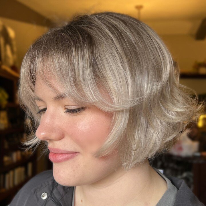 This lived-in blonde and french bob @hairbyjessicanord crafted for this beautiful babe is tr&egrave;s chic! We'll be day dreaming about eating croissants in Paris all day now! 🥐 Will you be trying the French Bob cut this year? ​​​​​​​​​

#knoxville 