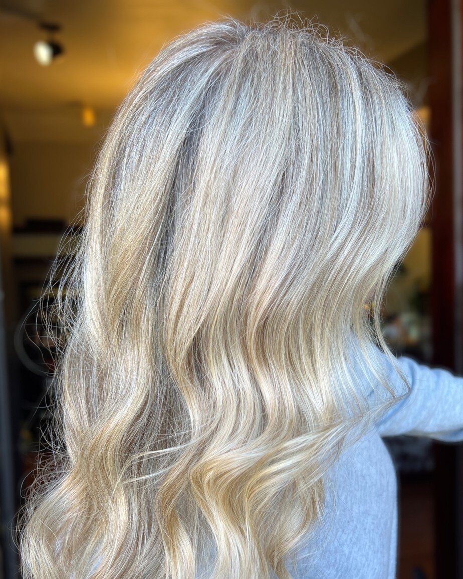 There's a billion ways to be blonde! We love this gorgeous blonde @hairby_abigailt created to blend this guest's grey. This will soften her natural silvers and give them some shine and life! 💖 ​​​​​​​​​

#knoxville #knoxvilletn #knoxvilletennessee #