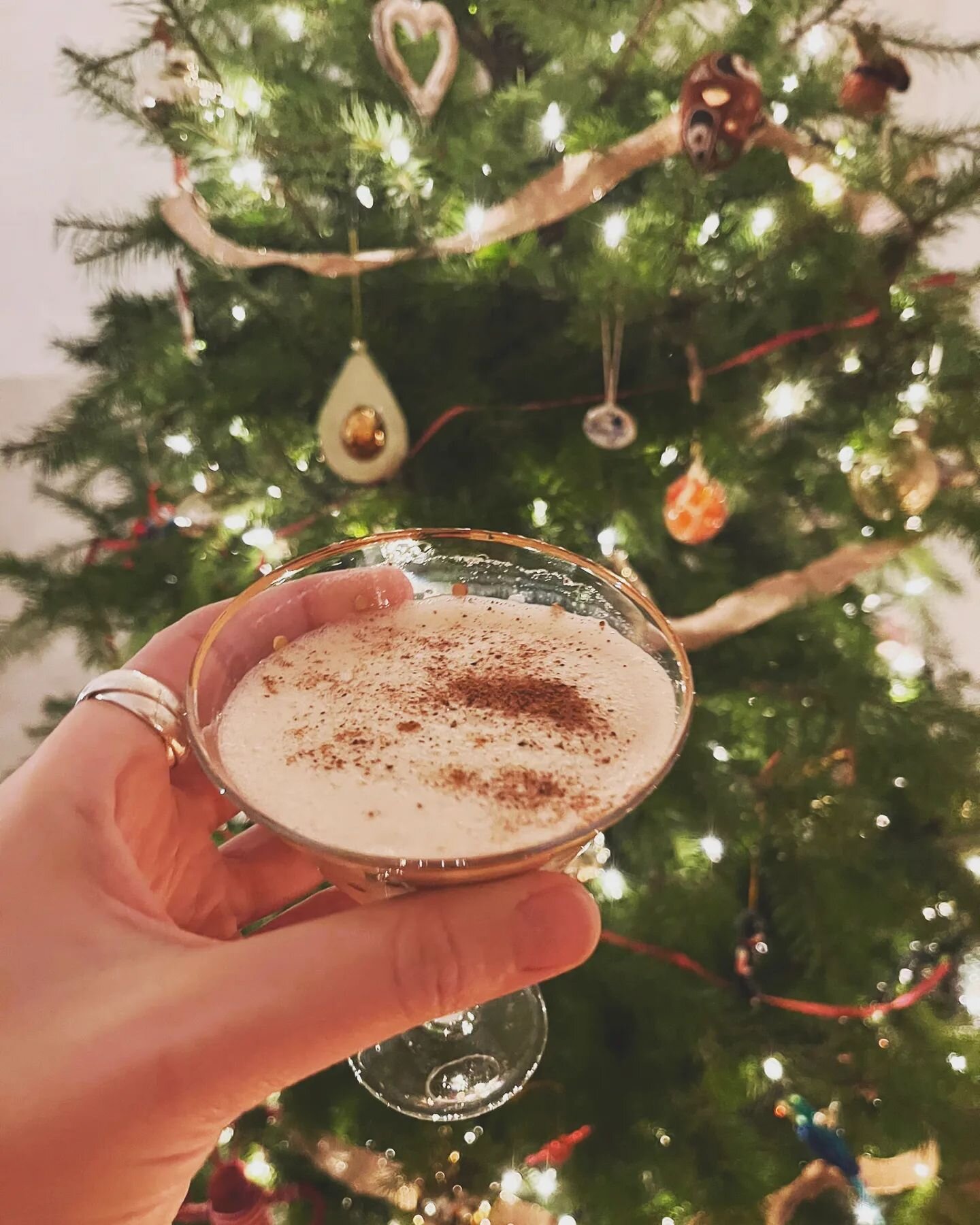 Tis the season for dairy-forward cocktails and the trimming of trees 🎄

📸@qvwm