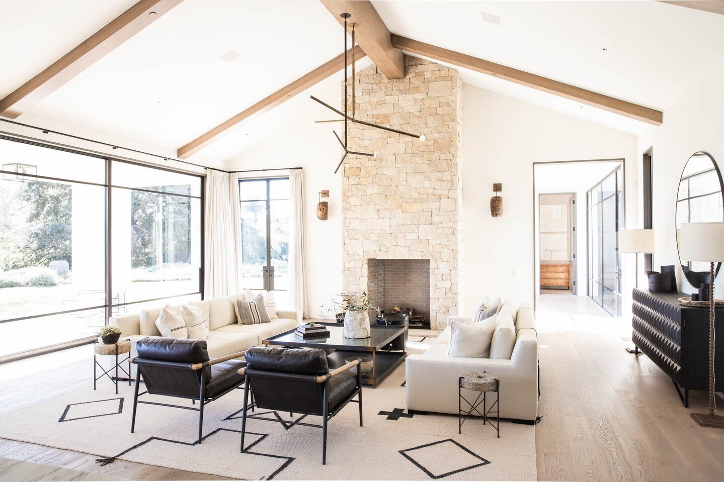 Now that's what I call 'Modern Zen.' Take a peek inside this William Hefner home in the hills of Montecito - over on our 'Project' page! ⁠
⁠
#montecito #modernzen #californialiving #californiadesigner #rusticdesign #santabarbaradesigner #interiordesi