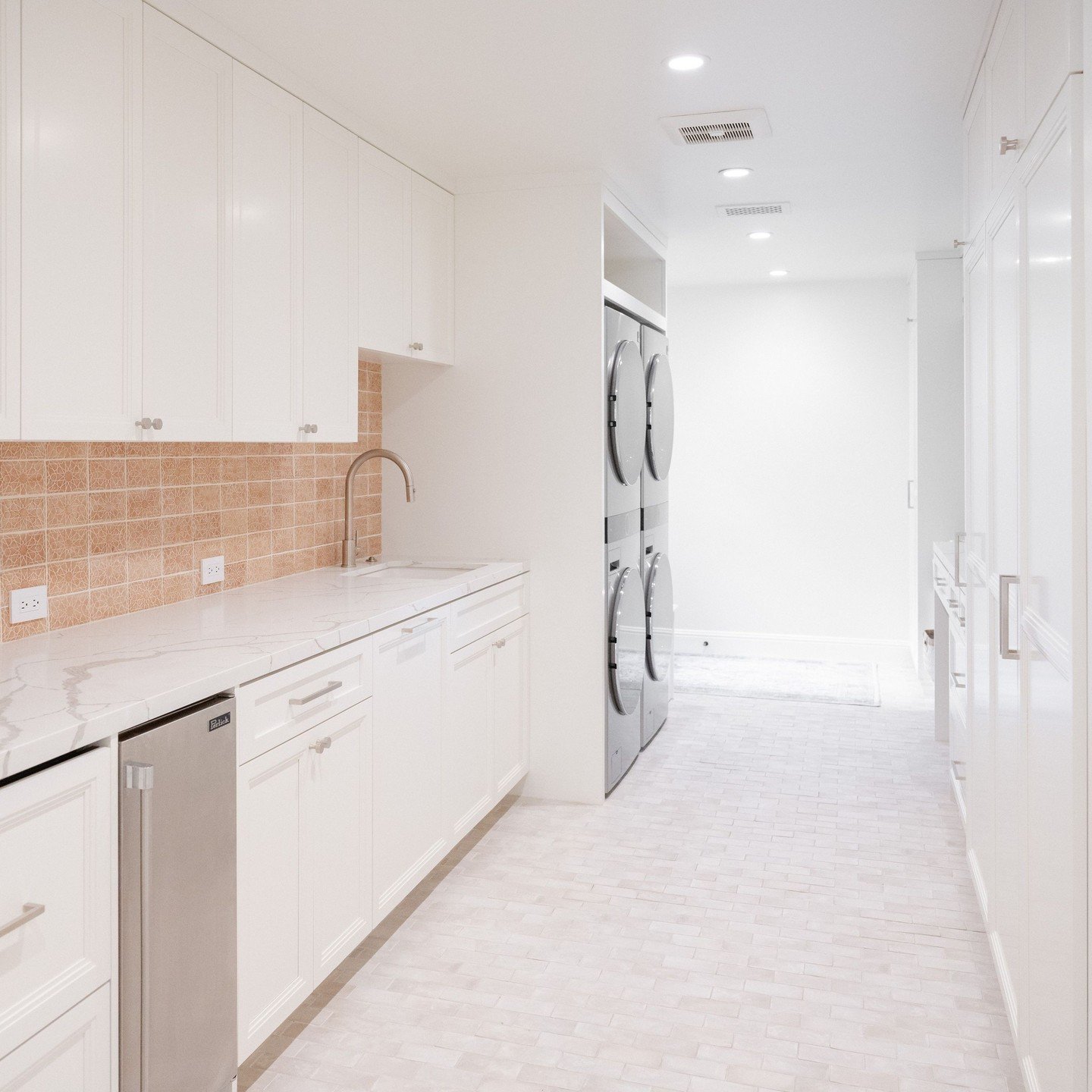 Designing this custom mud room/laundry room was essential for my client&mdash;a bustling family of six! Featuring a spacious, uncluttered layout with lots of storage, tackling laundry tasks here is a breeze. Now time to add decor! ⁠
⁠
#BeverlyHillsHa