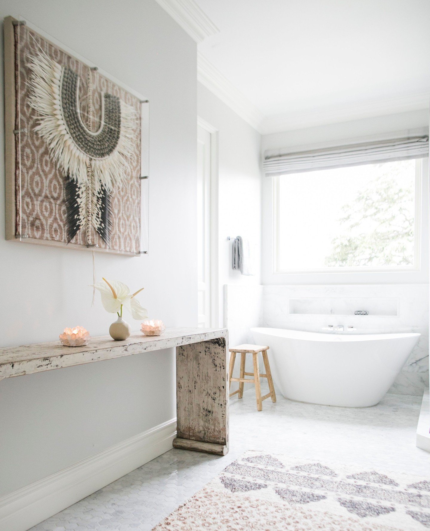 Taking a moment for yourself is SO important. This beautiful bathroom is the perfect place to do it. Let me help you create that in your home! Get in touch! ✨
