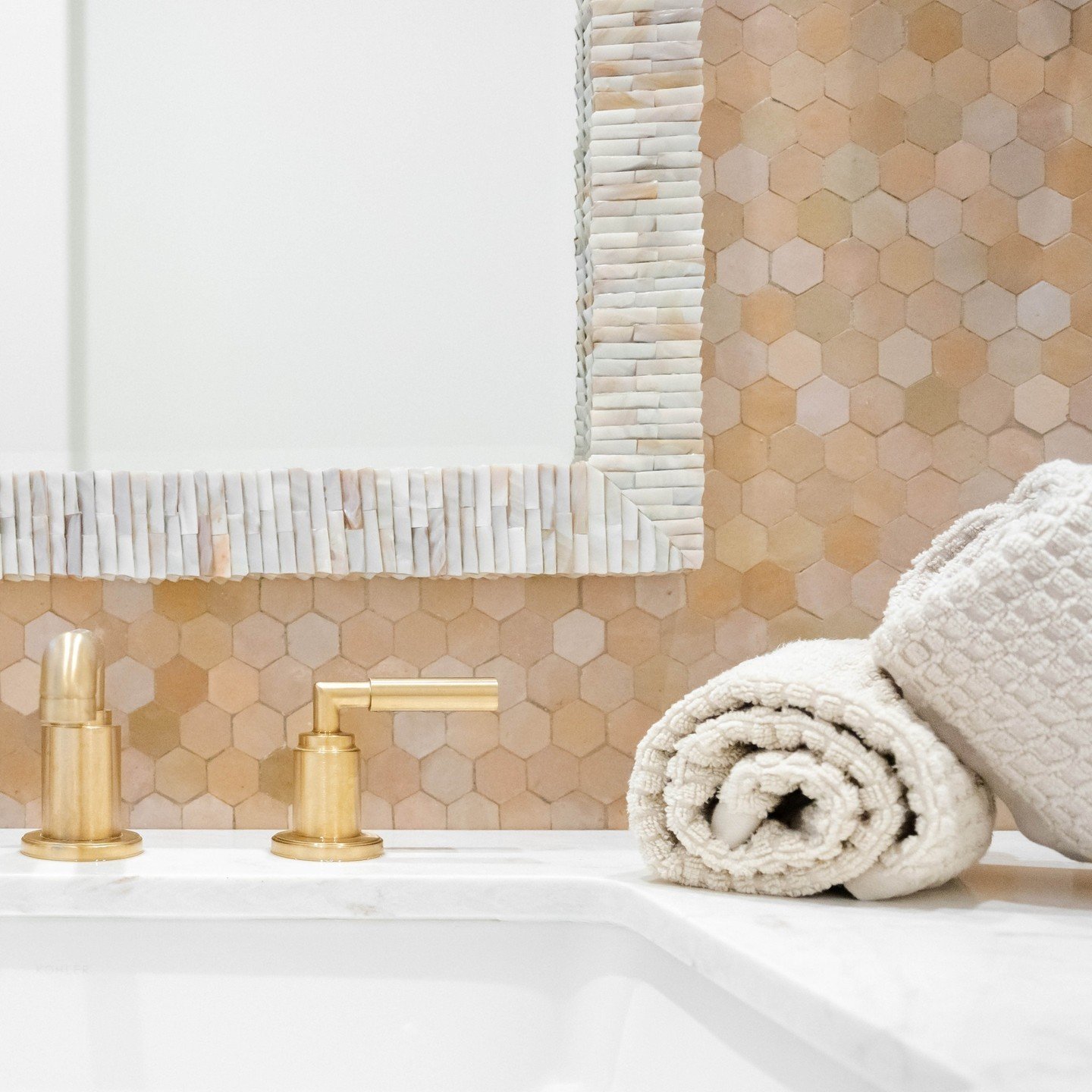 These bathroom details make me so happy. The subtle mix of colors in the tiles adds such an intriguing touch to the space. And those gold accents? They just bring in that extra bit of warmth that makes it all come together perfectly. ✨