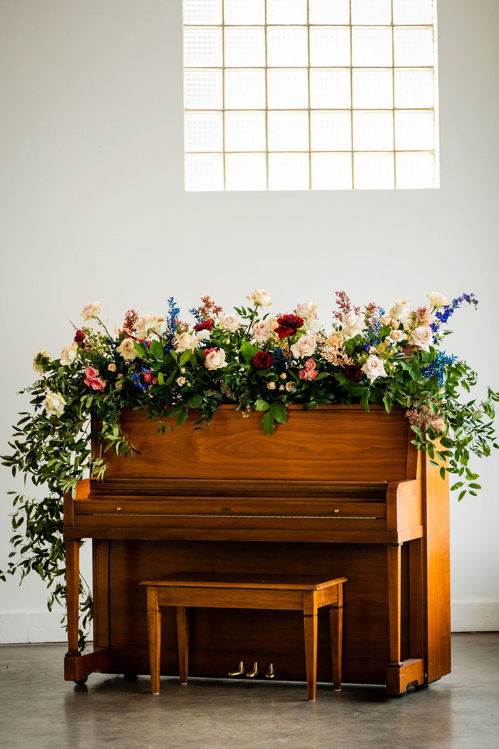 memphis-wedding-florist-venue-propcellar-red-blue-fall-november-flowers
