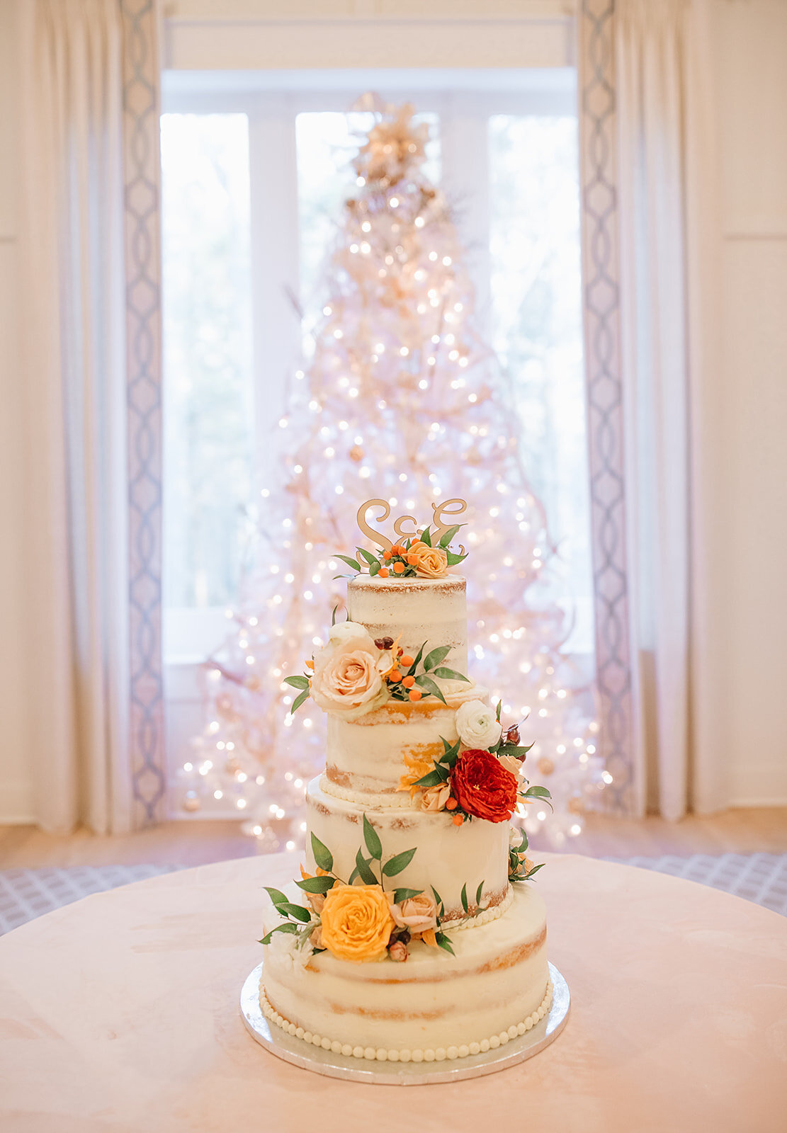 memphis-december-wedding-cake-florals