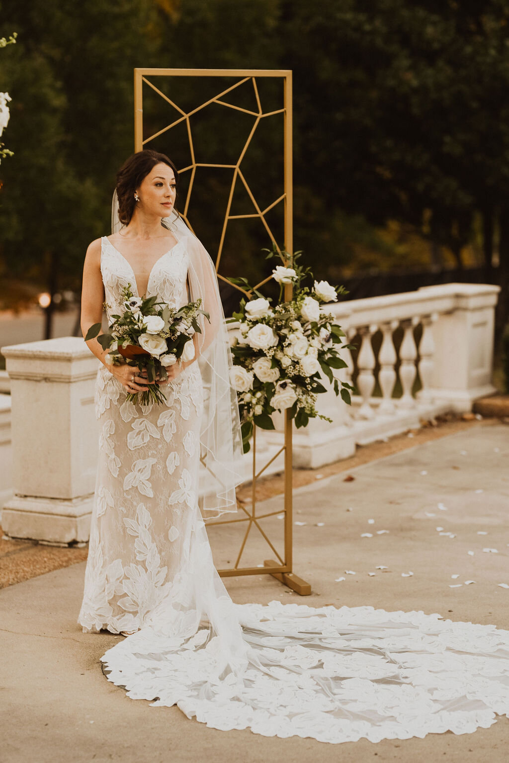 bride-white-green-wedding-florals