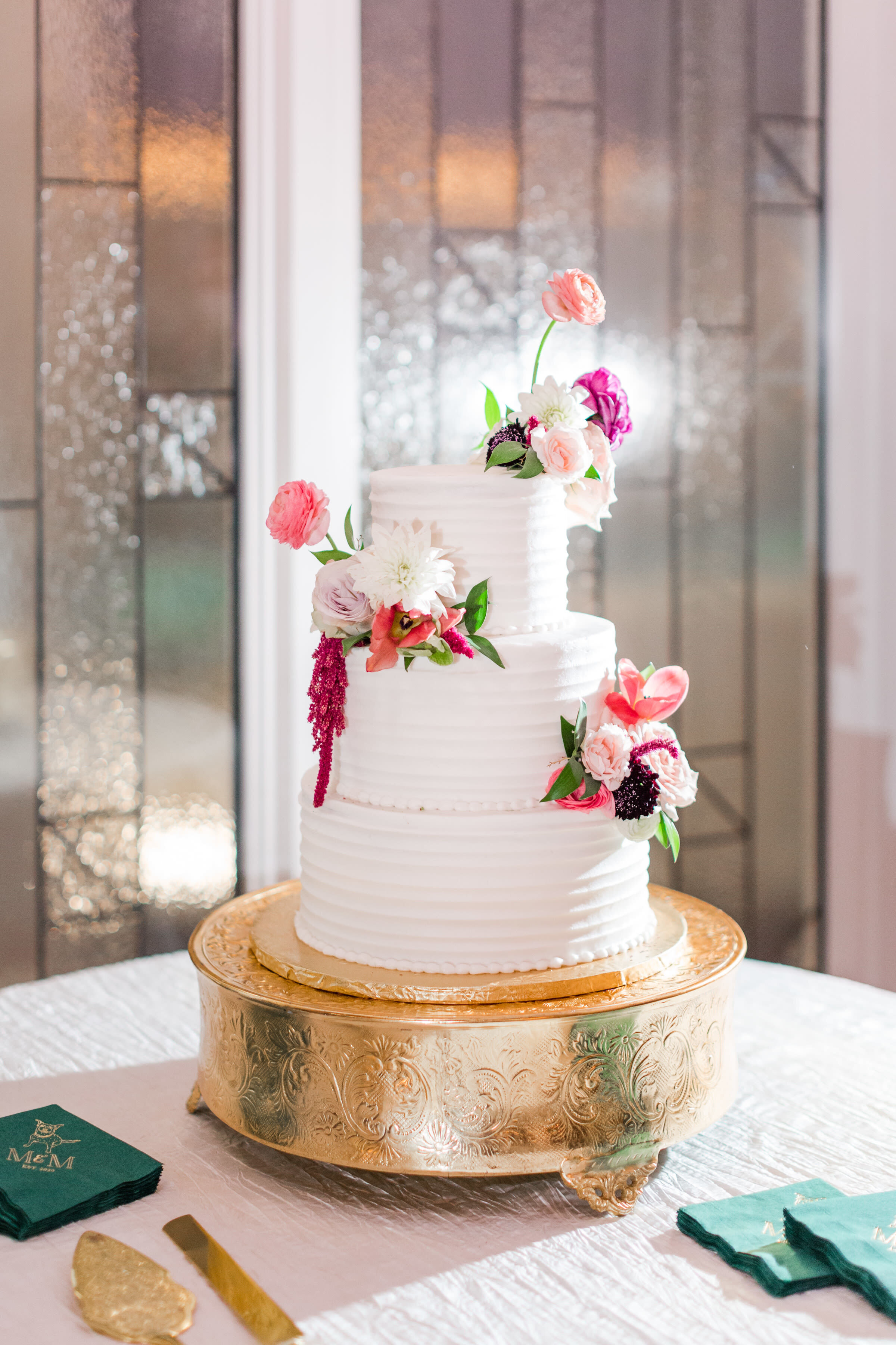 memphis-wedding-florist-venue-atrium-tables-pink-red-hydrangeas-flowers
