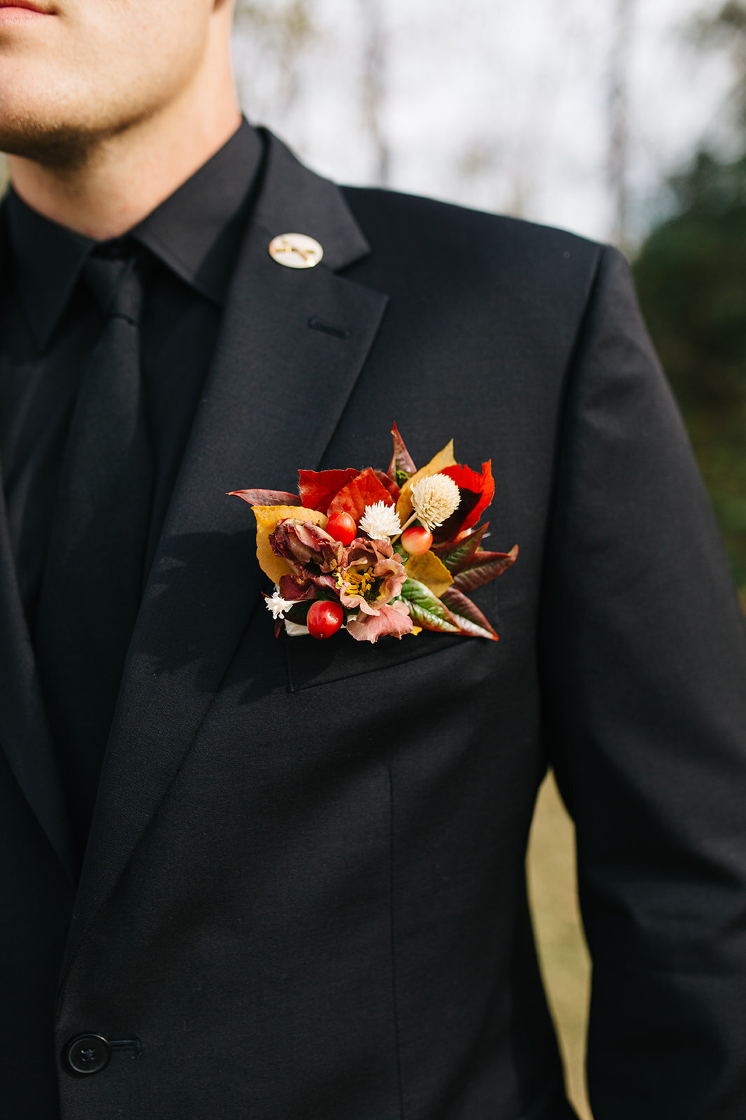 groom-red-boutonniere