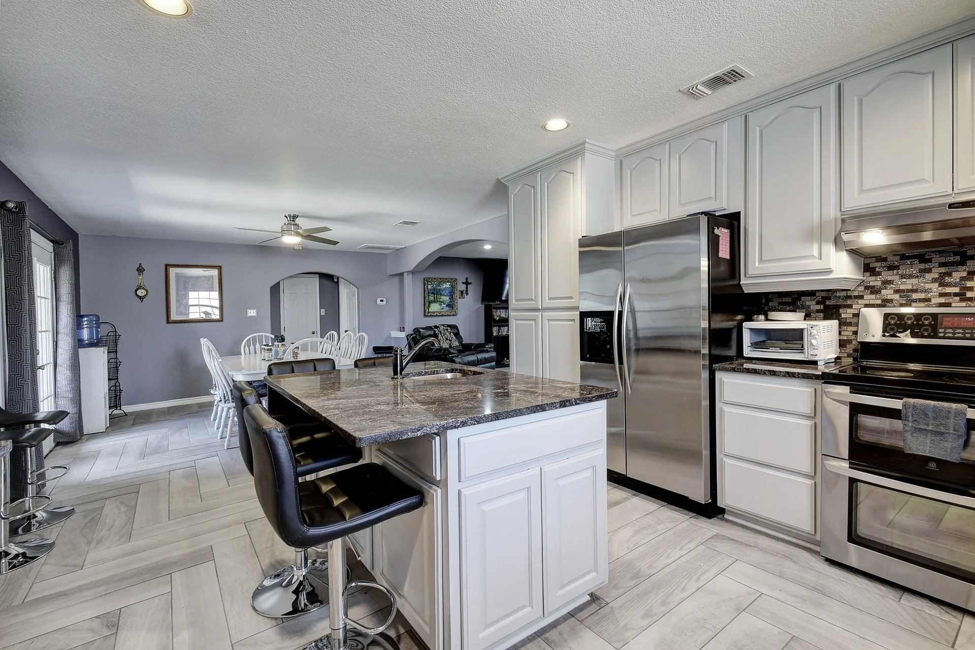 012-267595-Kitchen and Dining 006_6225483.jpg