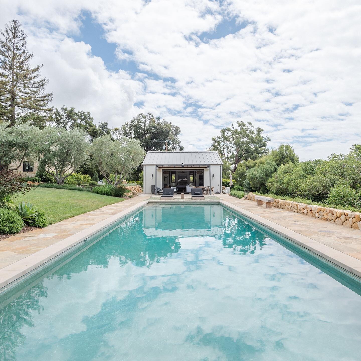 Forever in love with this Montecito pool house 🤍  Shot for  @jodigdesigns for website/social/marketing purposes.⁠⠀
⁠⠀
#santabarbarabusiness #interiordesignphotography #santabarbaraphotographer #santabarbaraphotography #santabarbaradesigner #montecit