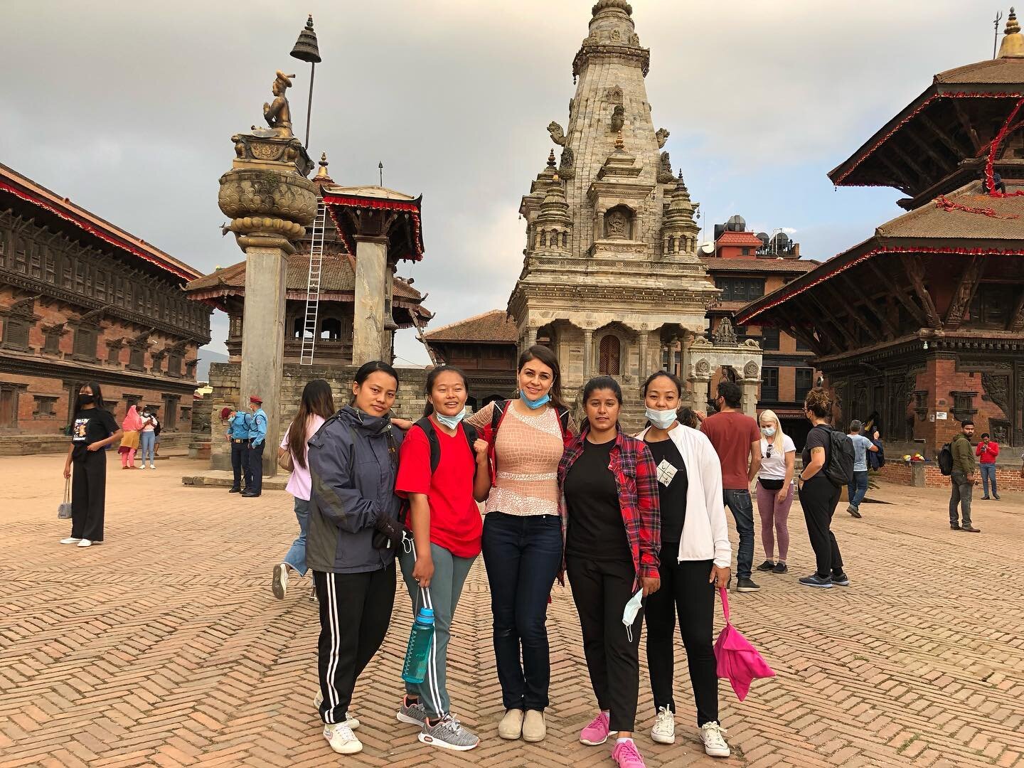 Bhaktapur Durbar Square, is the royal palace of the old Bhaktapur Kingdom, and a UNESCO World Heritage Site which lies 13&nbsp;km east of Kathmandu. ميدان بهاكتابور دوربار در نپال