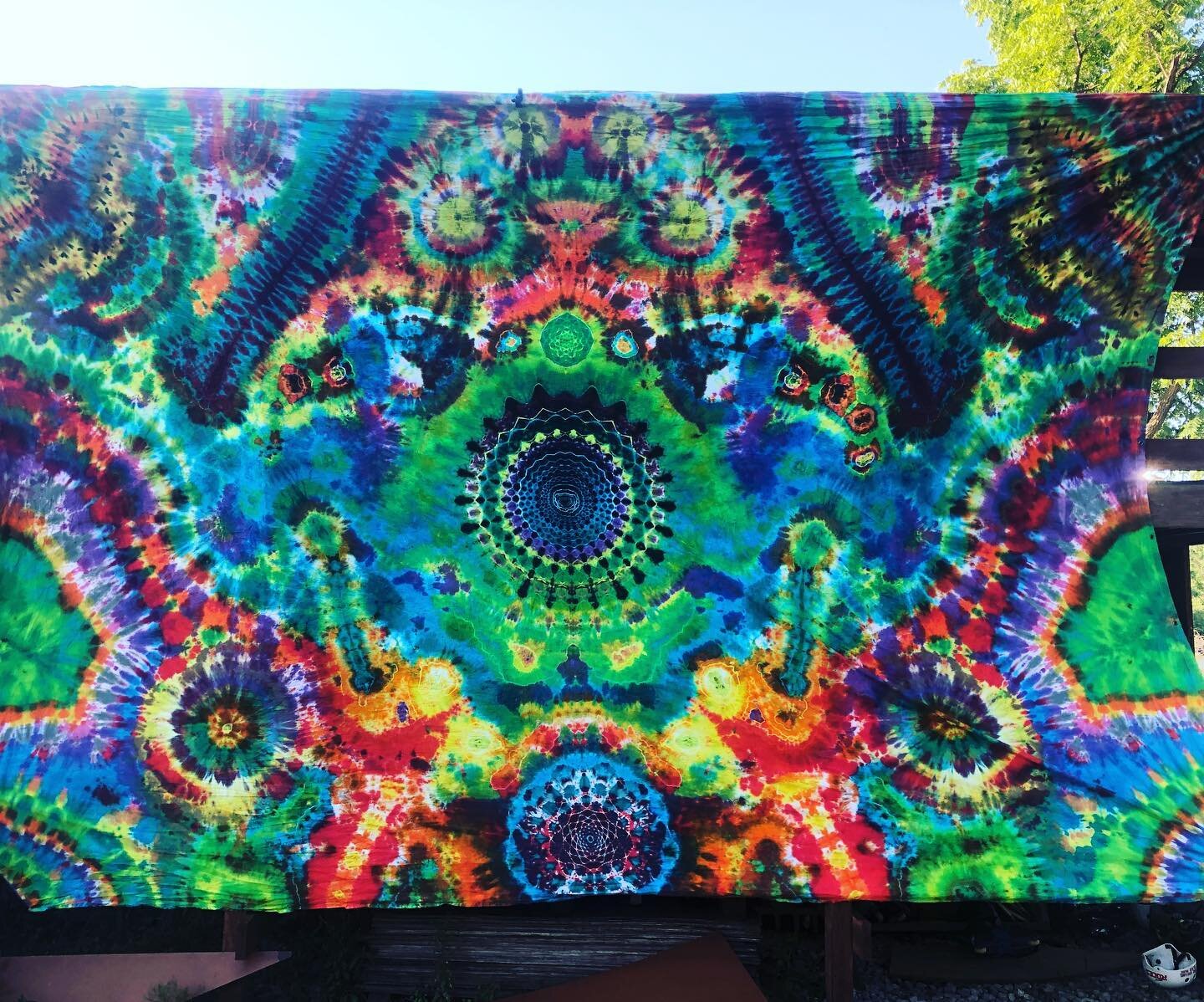 Big one for the boys of @hyrydermusic 18ft x 11ft. NFS #nfa #tiedyetapestry #tiedye #tiedyeisart #tiedyelove #tiedyed