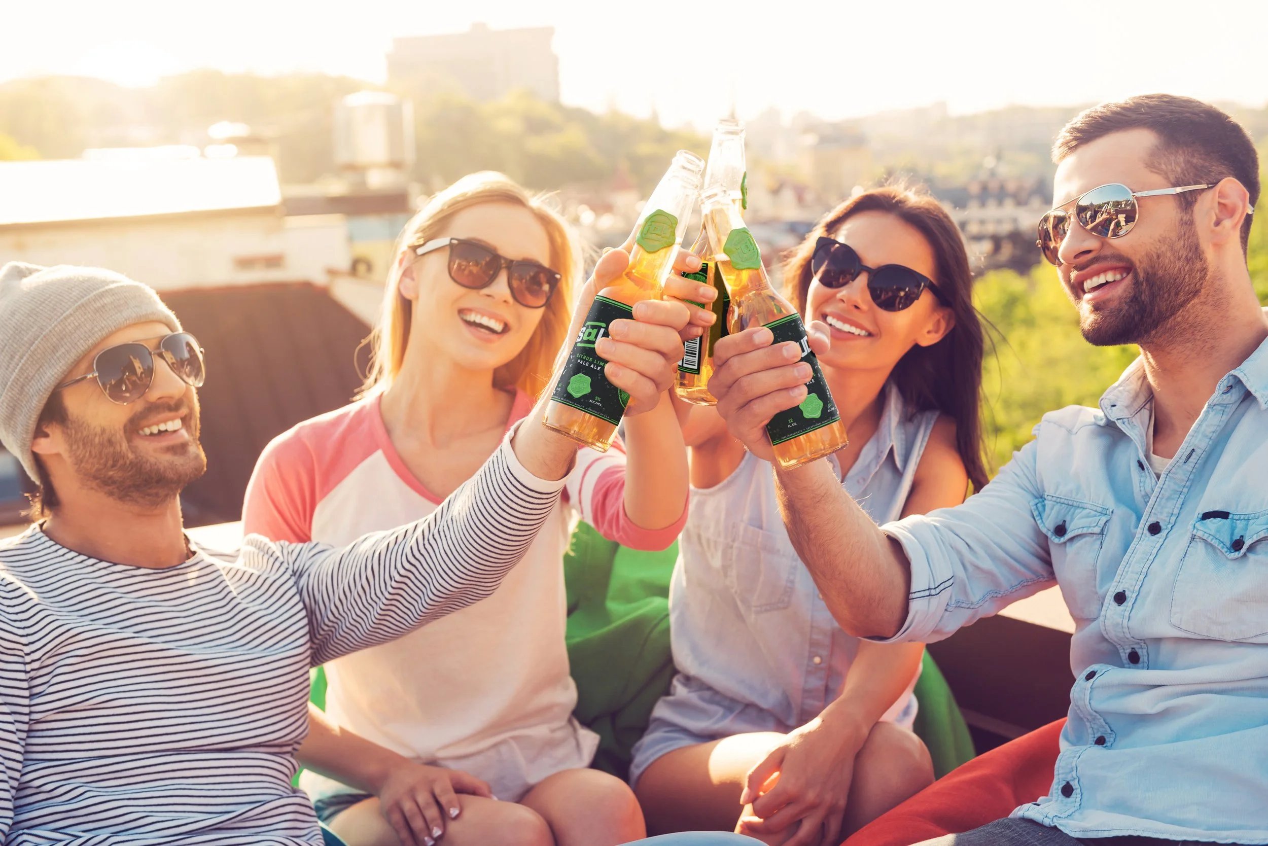 Salud-friends_cheersing-01.jpg