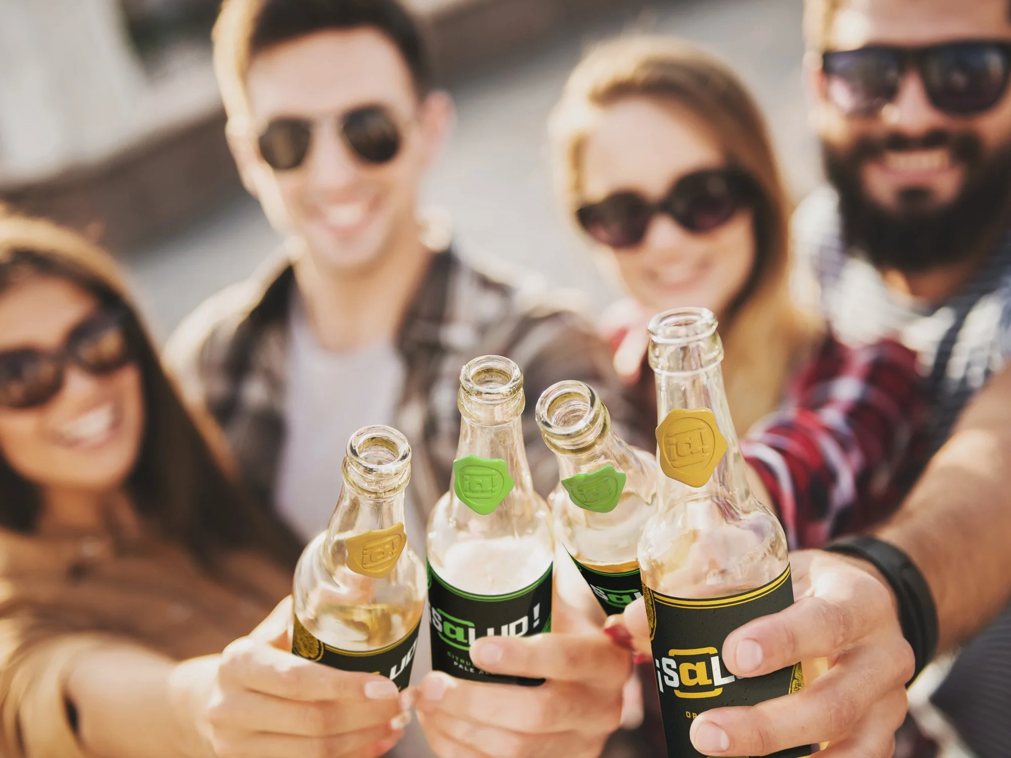 salud-friends-cheersing-03.jpg
