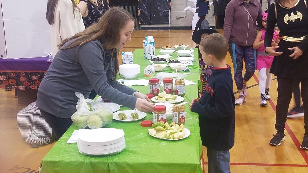 Kids getting healthy snacks. Photo by Demarco Trammell
