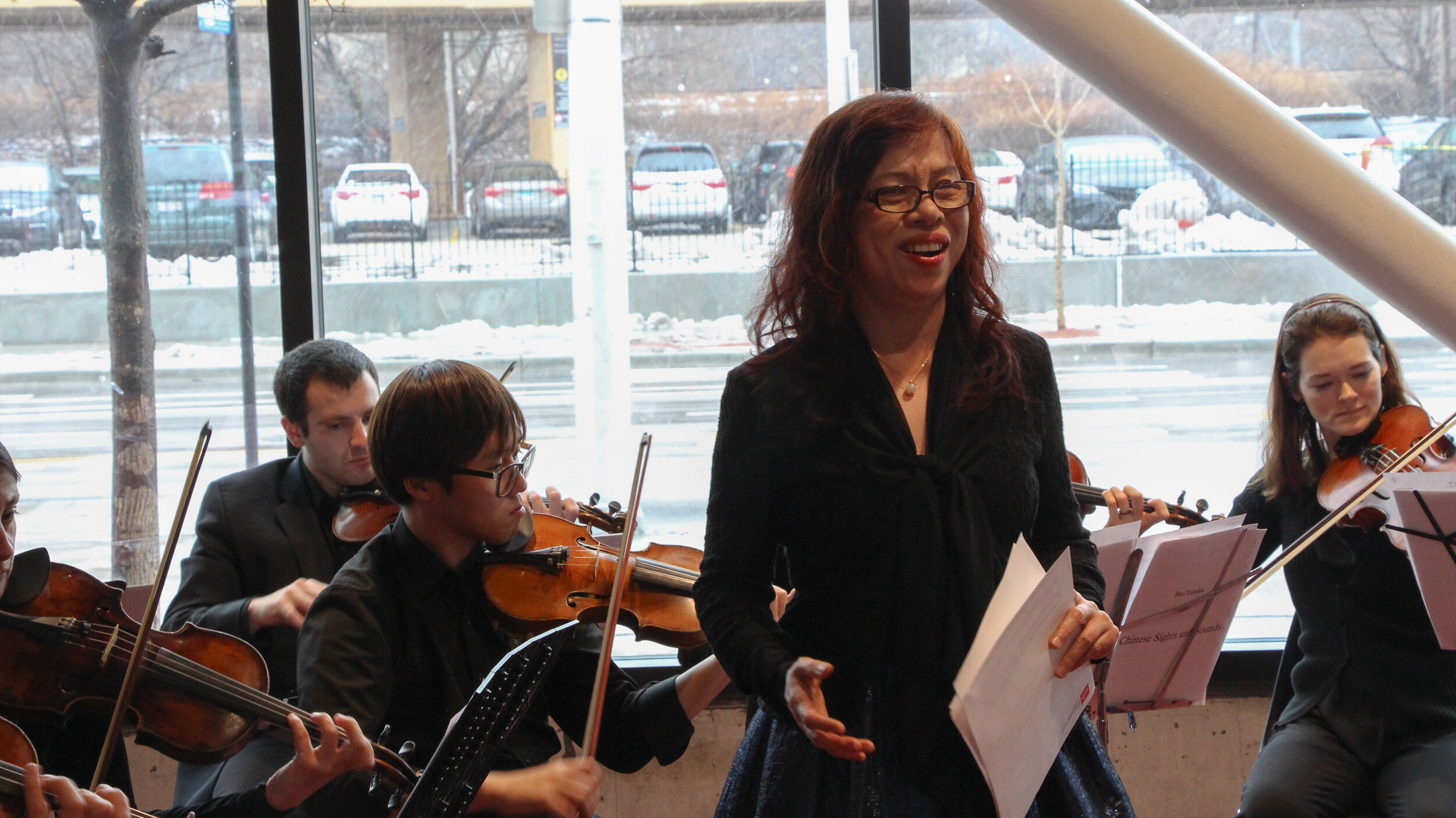  Award-winning Soprano Carol Wang, who was born in Guangzhou, China, sang the Chinese folk song “My Mother and I.” She earned many awards in vocal performances. 