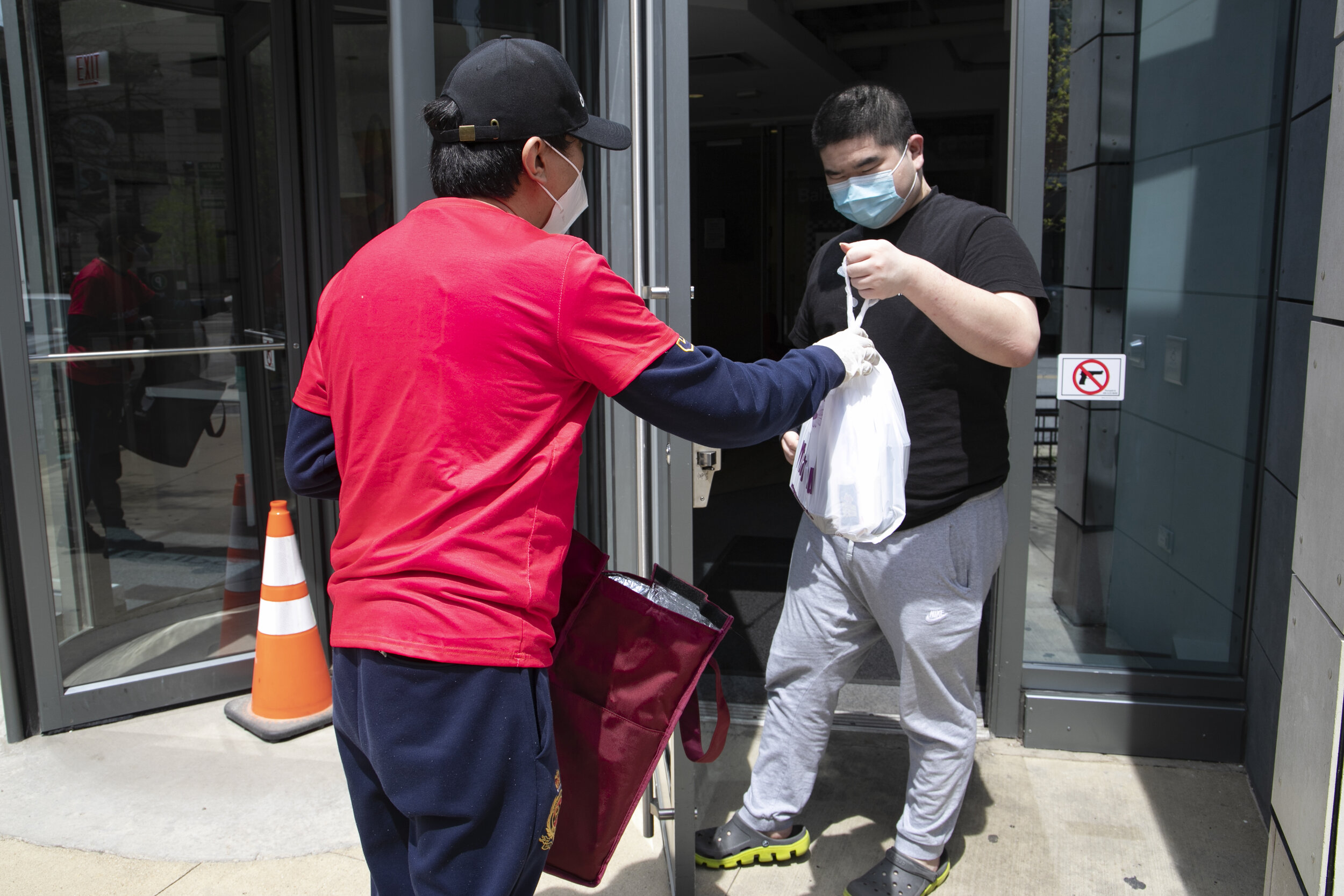  Bo Pan delivered orders. In apartment buildings like this, where the lobby was small and not well ventilated, he would wait outside. 