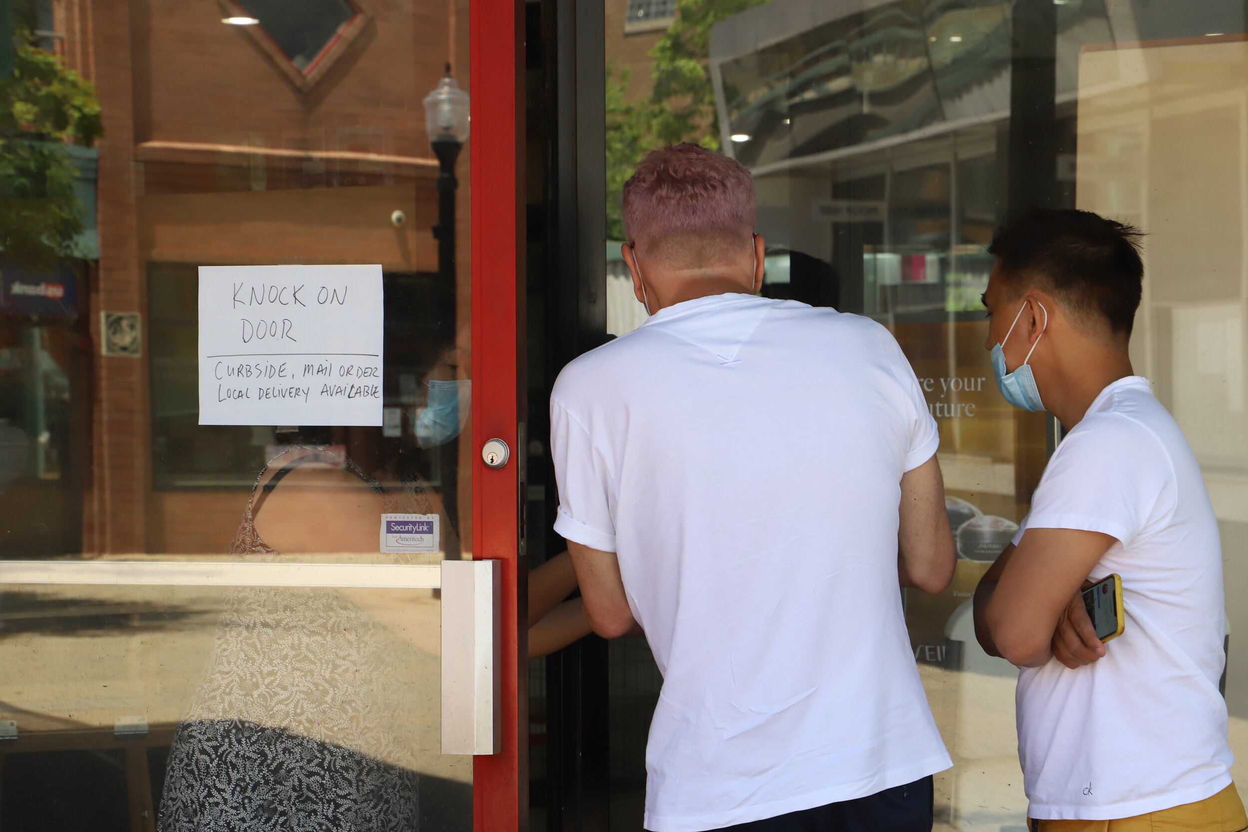  A visitor wants to buy a product in a beauty shop in Chinatown, but customers are not allowed inside. 