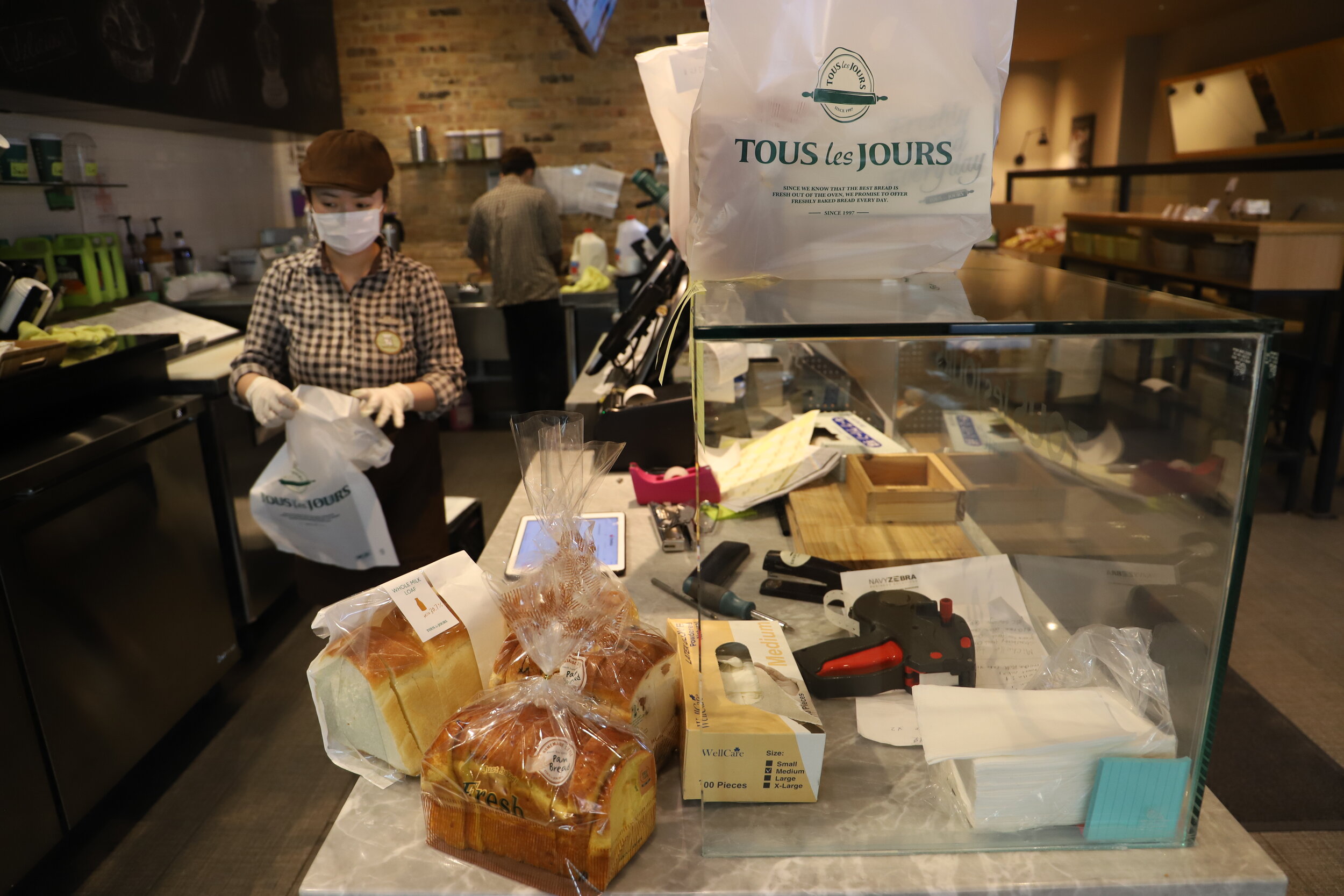  Around Sunday noon, there are no customers apart from the two staff in the bakery. The manager of the bakery said the business was slow.  