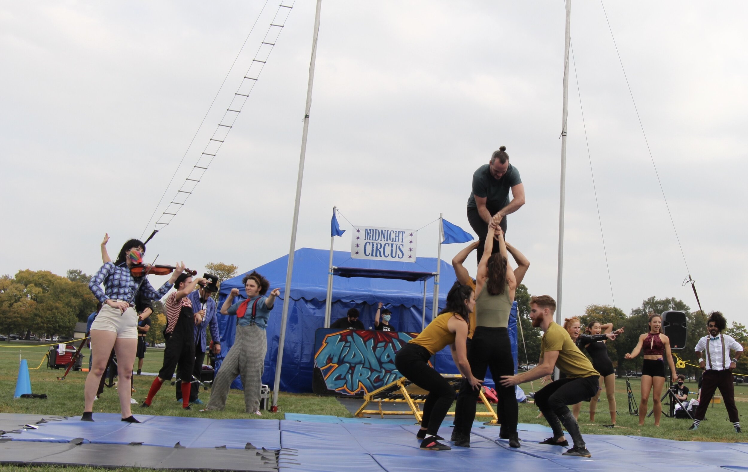  The cast was showing the audience a preview of what to expect during the open-air show.(Photo taken by Sabrina Hart) 