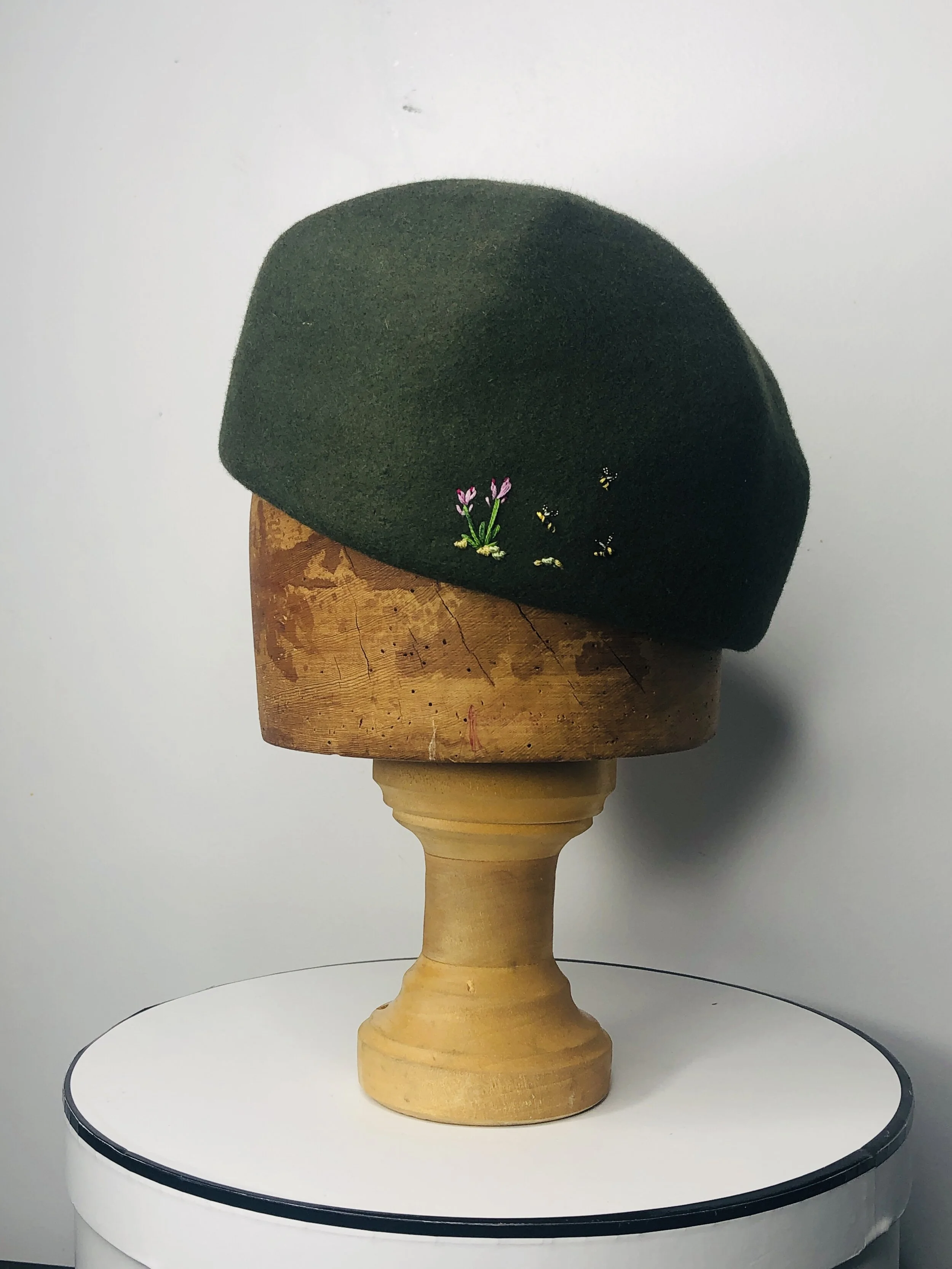 Ascot cap in green  wool . easy to wear at the park, races.