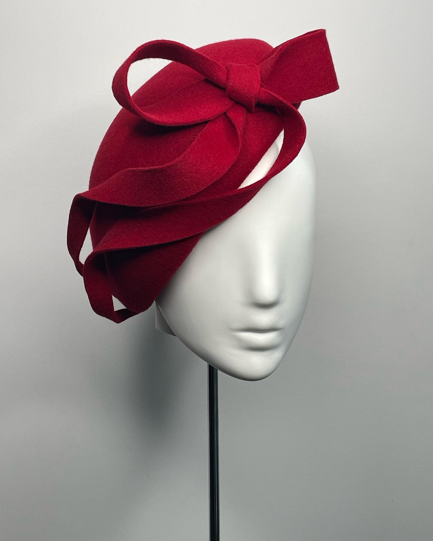 Change of focus this week. 

 Nice like felt beret in the most Gorgeous red. 

Available through the link to the webshop.
#autumn #AWHats #hats#beret #fascinators #hatshopping #fashionhats #bows #bowsonhats