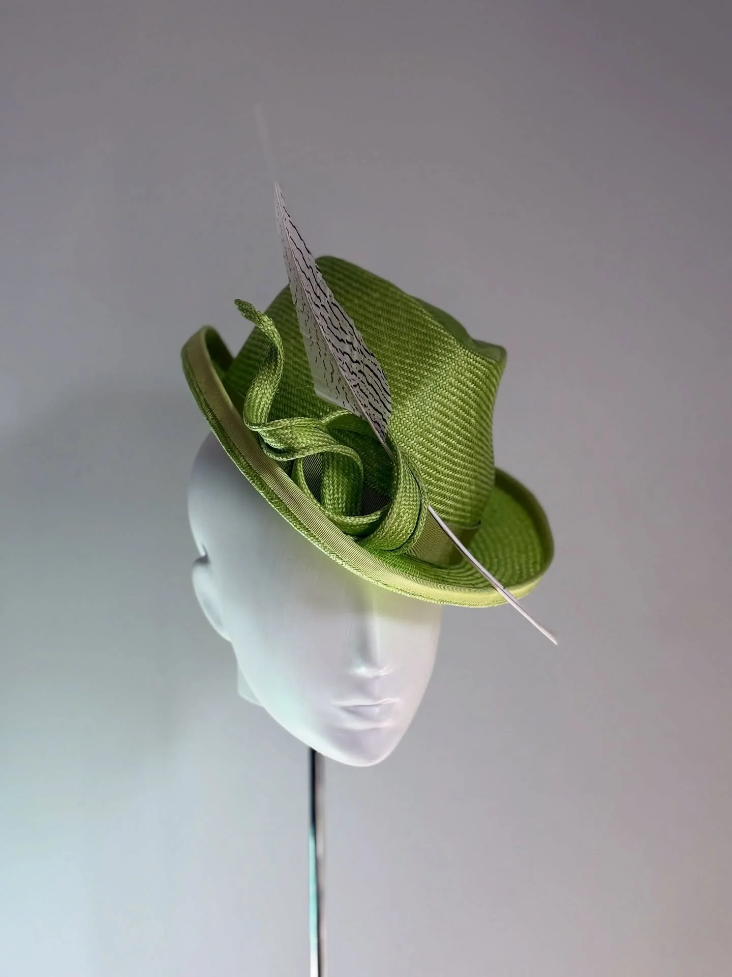 I love the look of this hat.  The roll of the brim over the eye is seductive. 

#millinery #hats #fascinators
