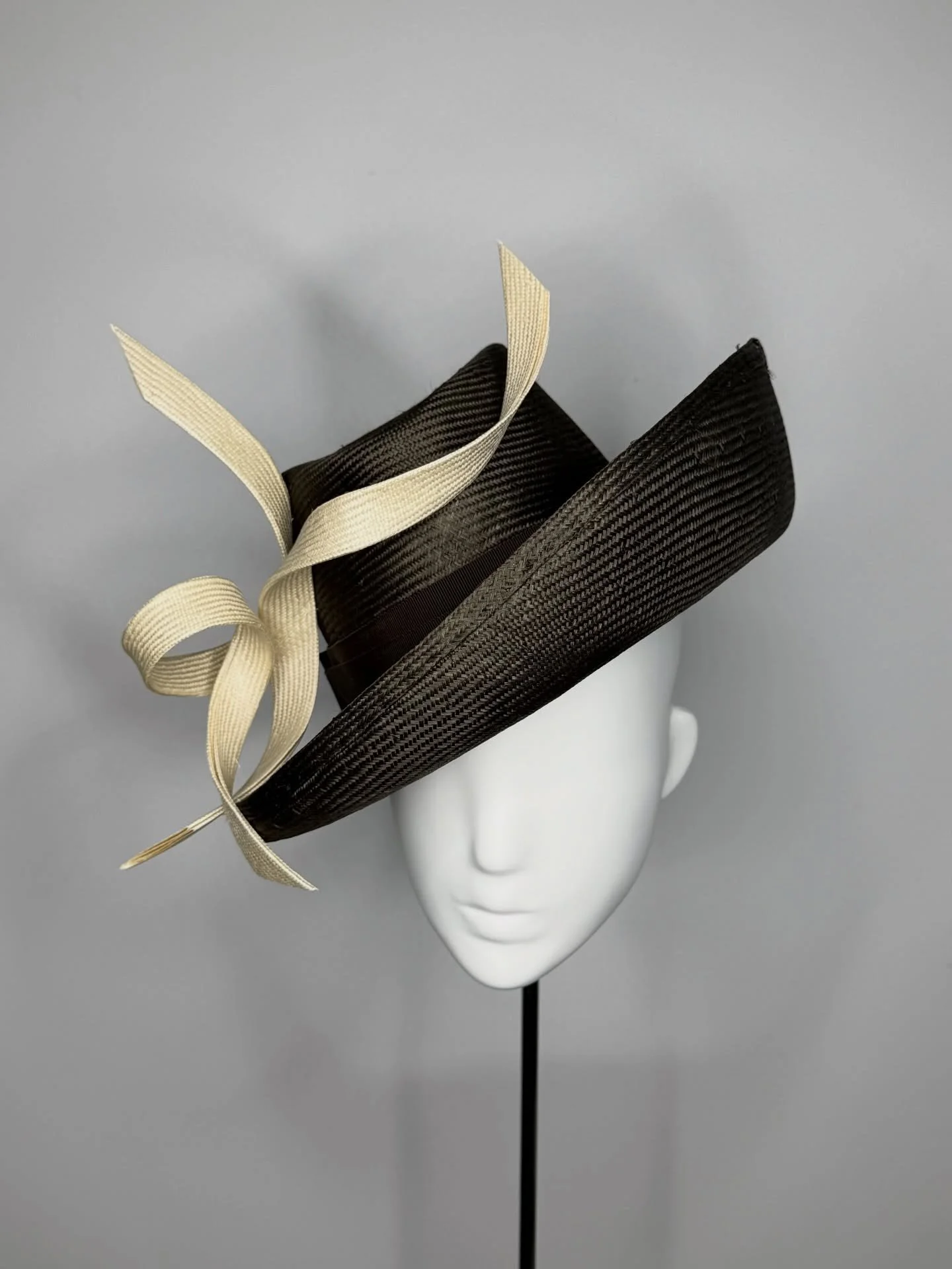 Elegance wrapped in ribbons.
 
Sometimes, a hat can say more than words. This chic piece is all about sophistication and style. 
#millinery #RoyalAscotHats #milliner #hats #hatsfortheraces