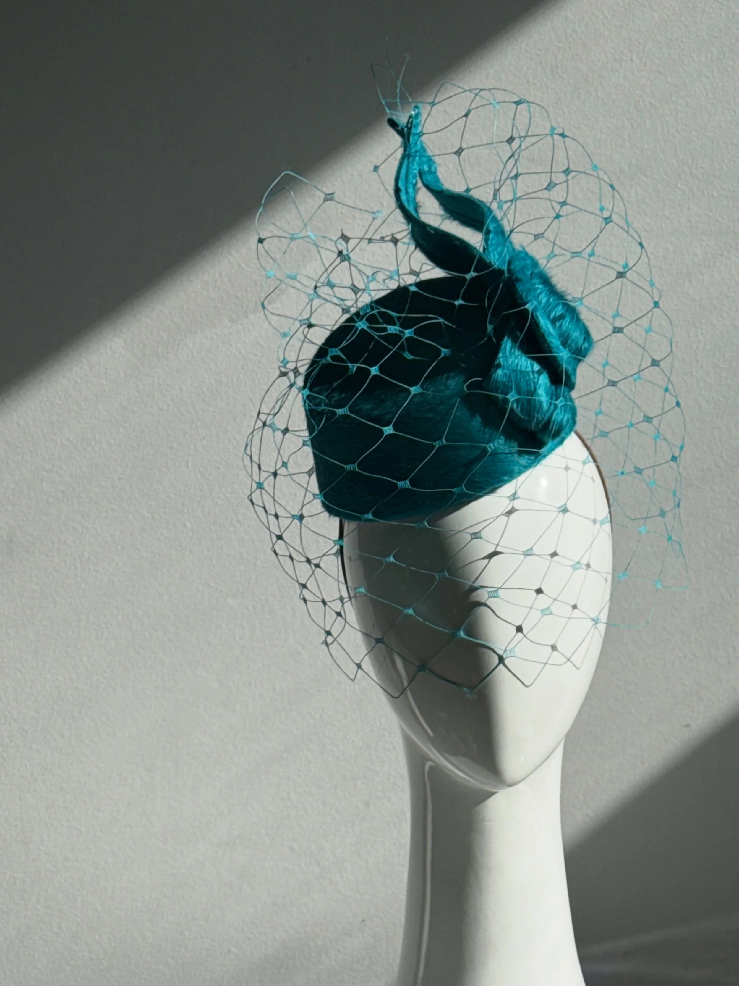 Made a few hat this last week! 

The sheen on this vintage felt is unreal. 
I&rsquo;ve taken advantage of the sunshine to show it off. Unfiltered and definitely no AI. 
#millinery #hats
